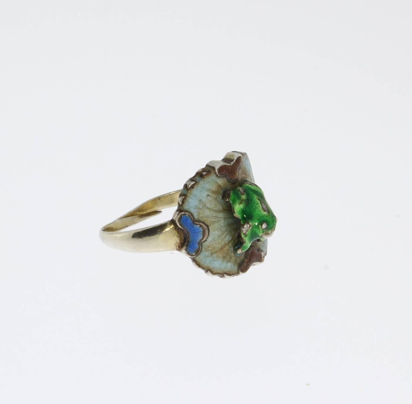 China, circa 1900. Enameled. Adorned with a petty frog figure. Mounted in silver, gilded inside. Marked: SILVER. Total weight: 4,08 g. 
Ring size: 57 ( US 7 3/4 ) Re-sizable
Dimensions:  0.67 x 0.79 in ( 1,7 x 2 cm ), Height: ca. 0.28 in ( 0,7 cm )