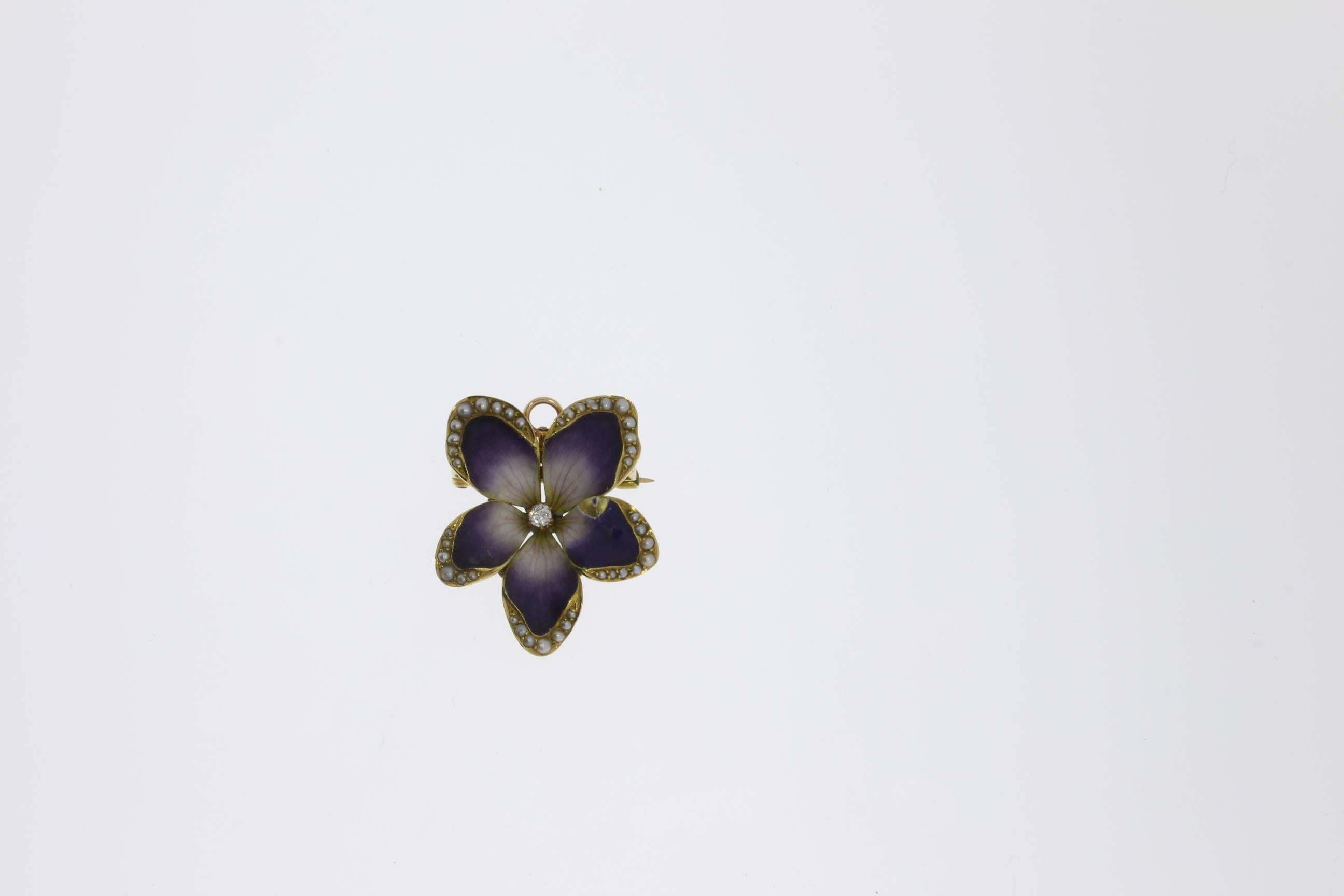 USA, around 1900. Very complex and fine workmanship. The beautiful brooch is a delightful example of Art Nouveau jewelry and its motifs drawn from nature. The diamond weighing approximately 0.06 carat is in the center of the violet. Surroundet by 39