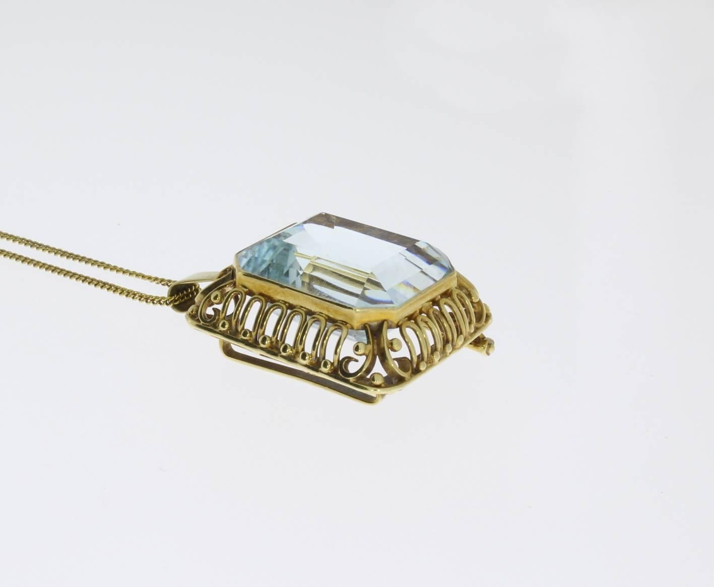 Taille émeraude Grande broche pendentif en or et aigue-marine en vente