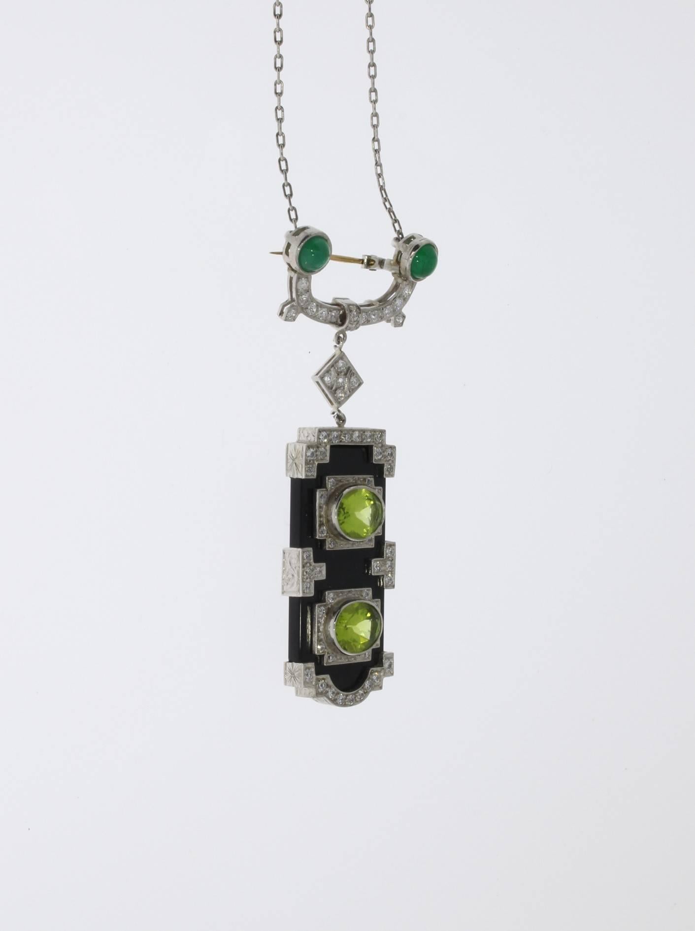 This platinum pendant necklace is a beautiful example of jewelry.
Composed of an onyx plate and adorned with two oval-cut peridots weighing approximately 7 ct. Geometrically arranged with 64 brilliant-cut diamonds weighing 0,90 ct. Top on the
