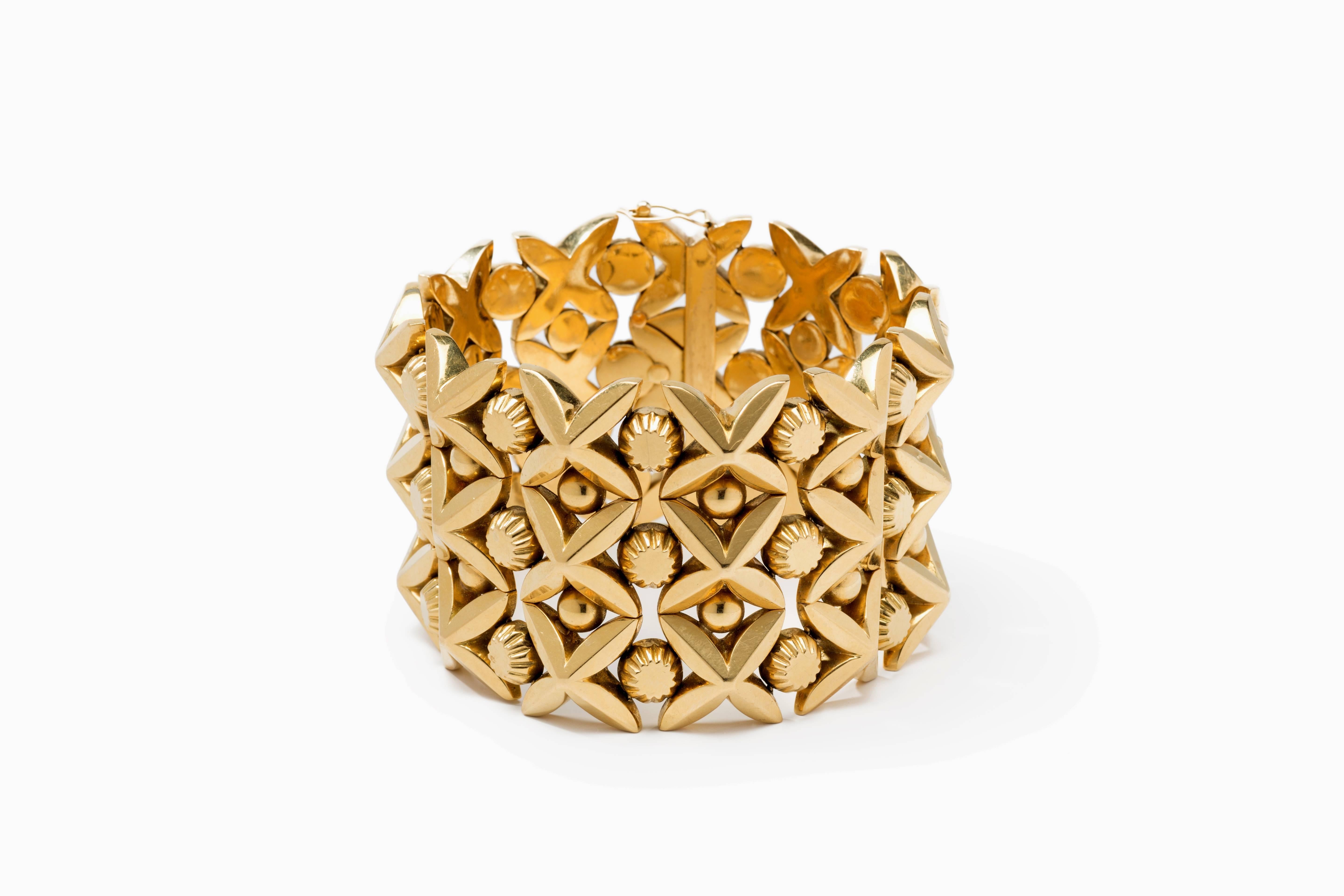 Switzerland, 1960s by Jeweler Carl Bucherer. 18 K yellow gold bracelet, tree rows of alternately spaced gold links. Hallmarked with the fineness 750 and CB. Total weight: 110,85 grams.
Dimensions: Length: 7.68 in ( 19,5 cm ), Width: 1.85 in ( 4,7
