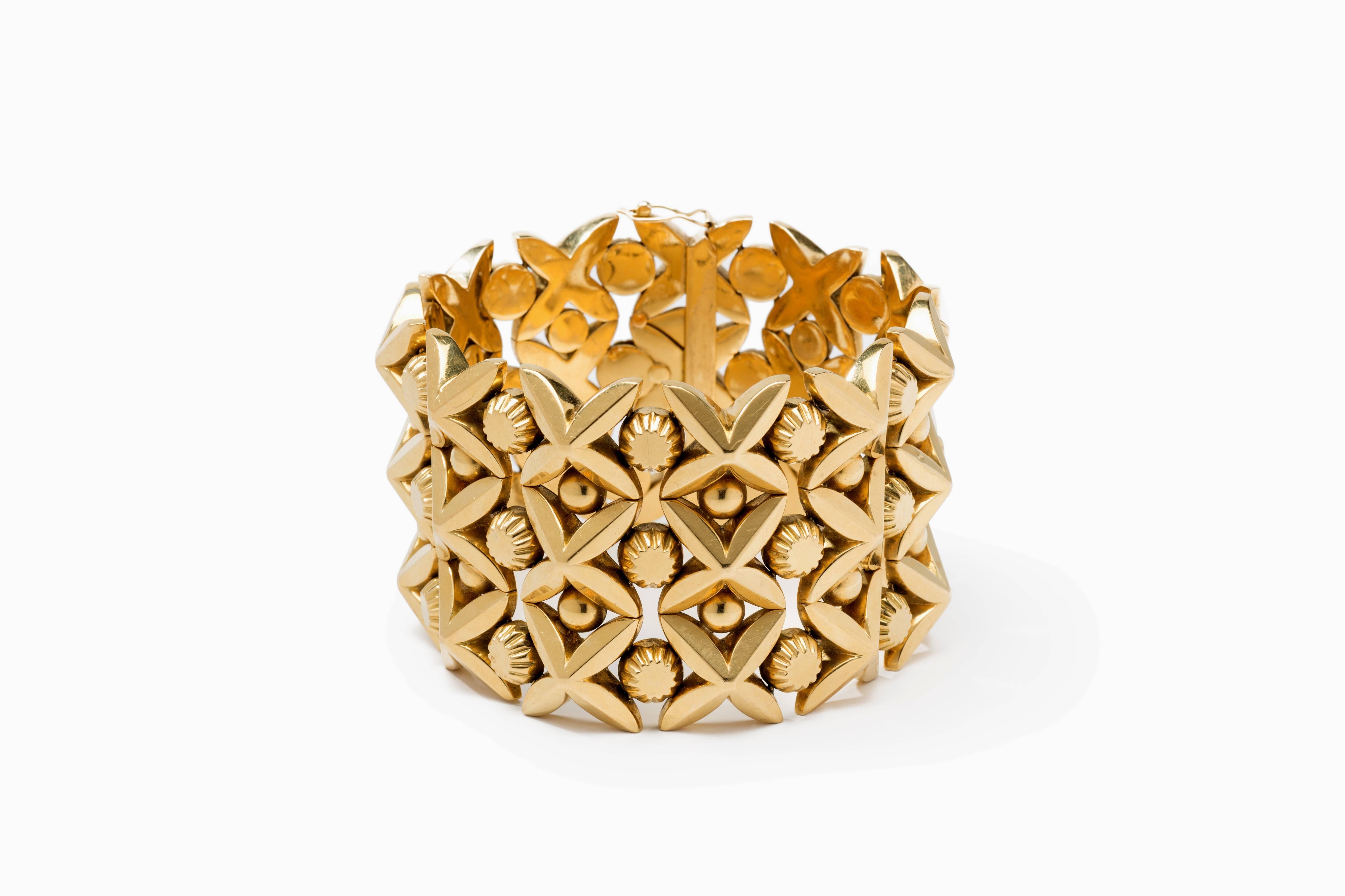 Schweiz, 1960er Jahre, Juwelier Carl Bucherer. Armband aus 18 K Gelbgold, drei Reihen von abwechselnd angeordneten Goldgliedern. Gepunzt mit dem Feingehalt 750 und CB. Gesamtgewicht: 110,85 Gramm.
Abmessungen: Länge: 7.68 in ( 19,5 cm ), Breite: