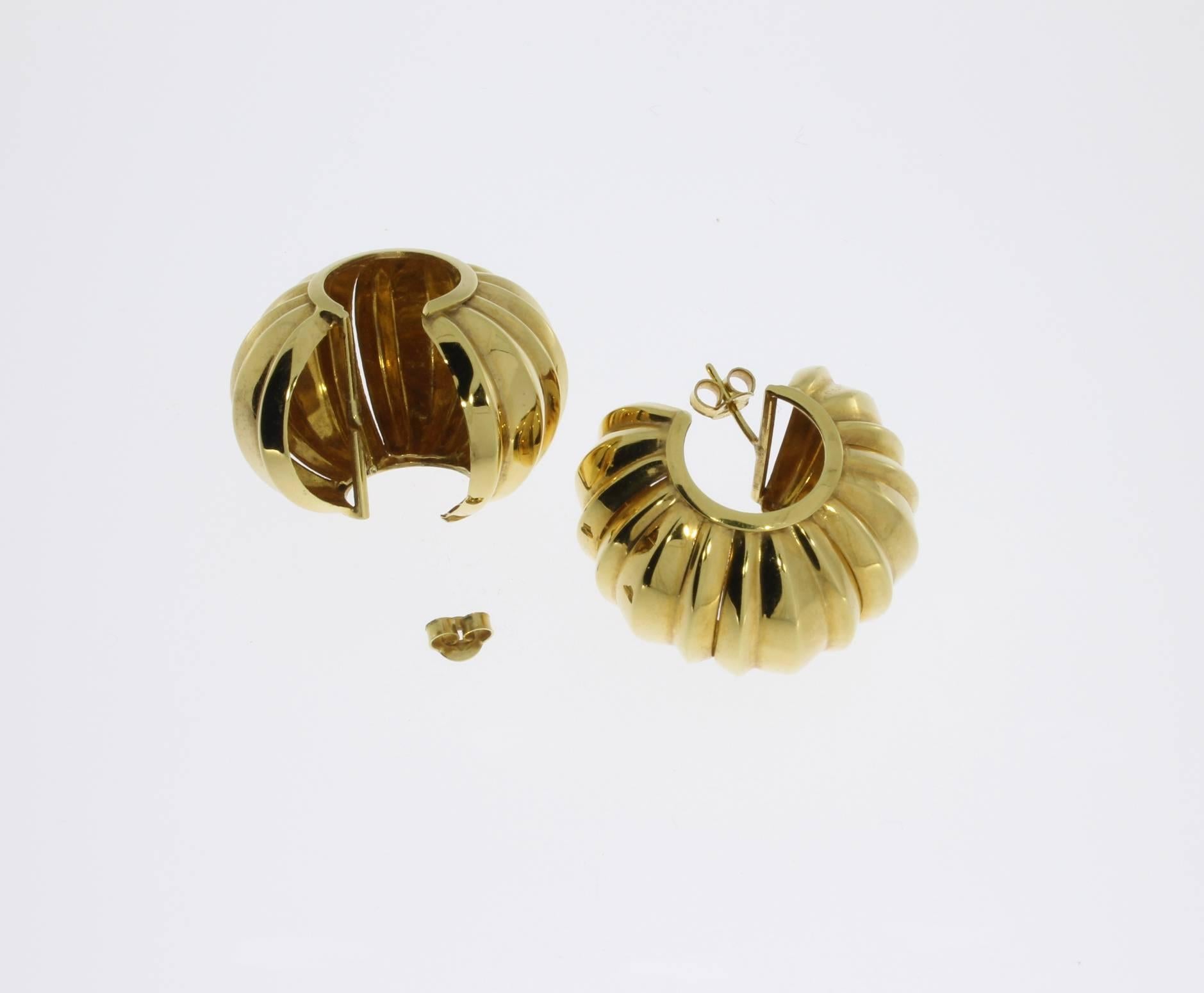 Yellow Gold Ribbed Stud Earrings In Excellent Condition For Sale In Berlin, DE