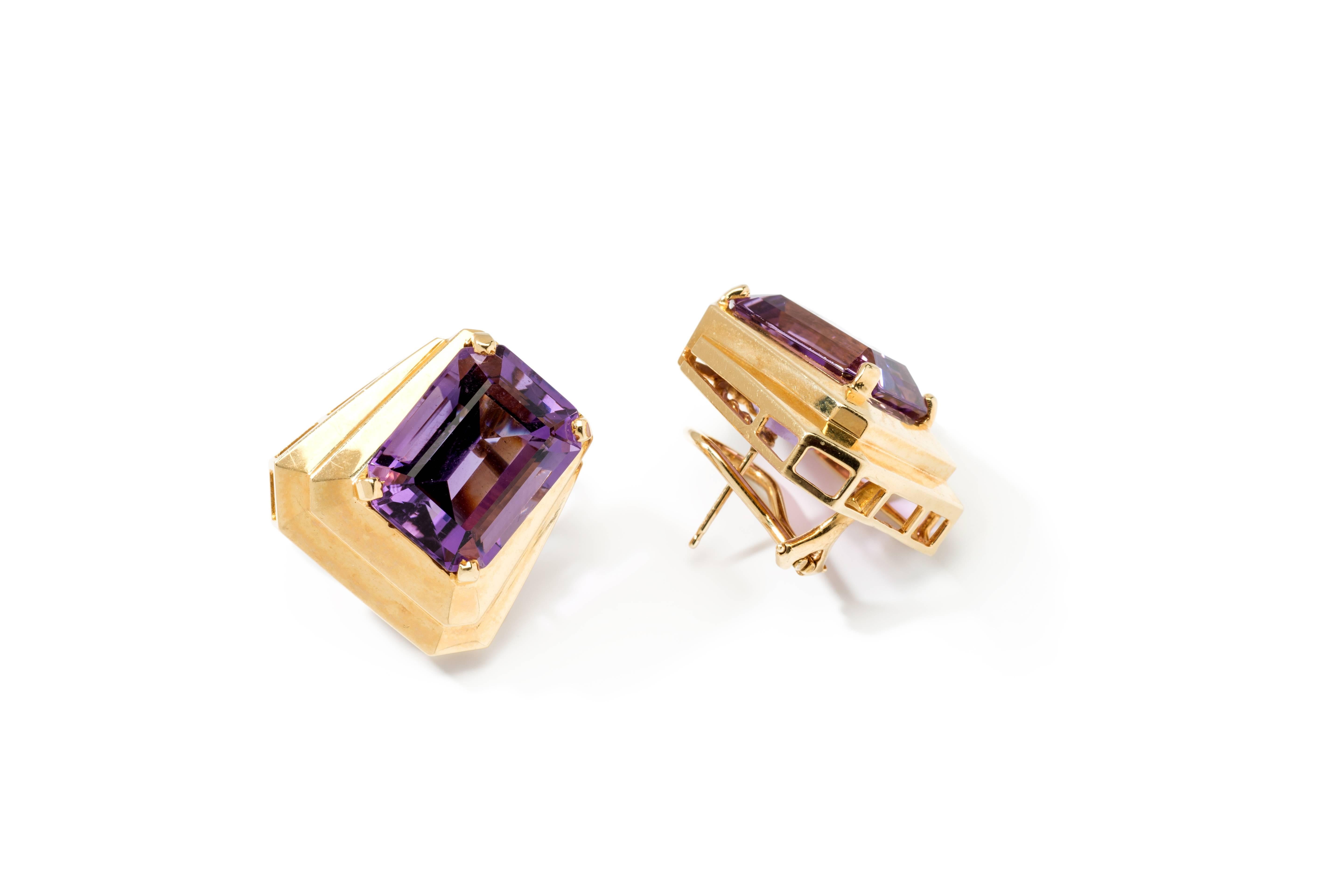 Europa, 1940s-1950s. Set with 2 amethysts in emerald-cut, mounted in 18 K yellow gold. Total weight: 17,88 grams.
Measurements: 0.83 x 0.87 in ( 2,1 x 2,2 cm )
