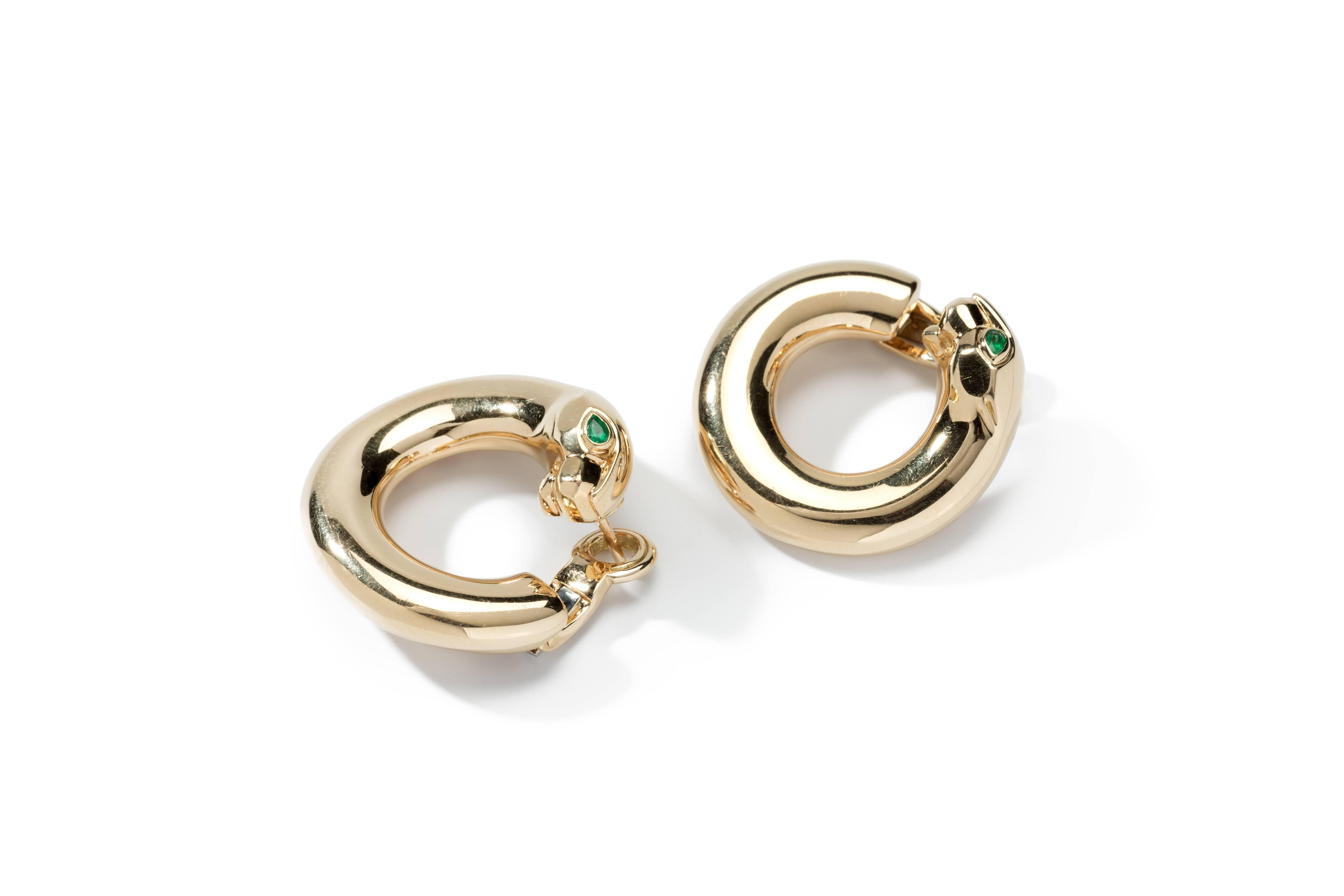 Modelled as a hoop with panther head, pear-shaped emerald eye. In 18 K yellow gold. Stamped: Cartier, no. 1966, 750 and hallmarks. 
Total weight: 21,04 g. Diameter: 0.87 in ( 2,2 cm )