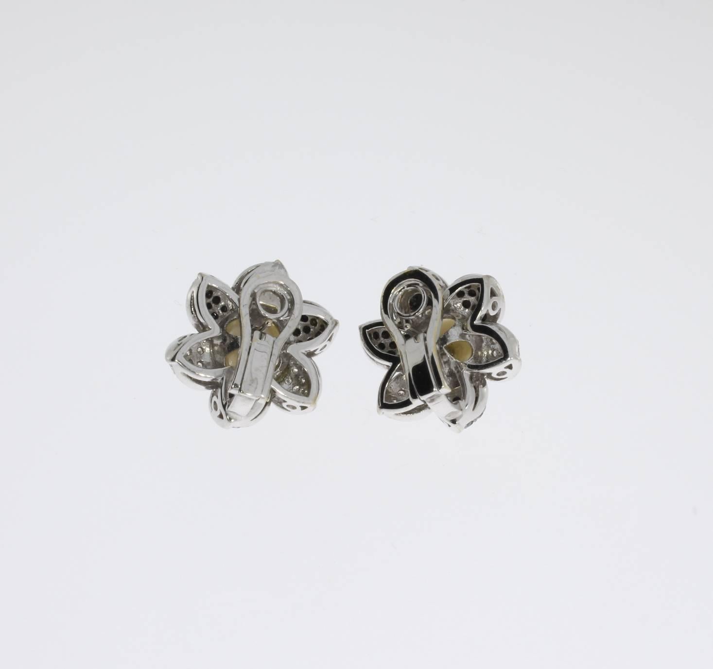 pearl earrings flower shape