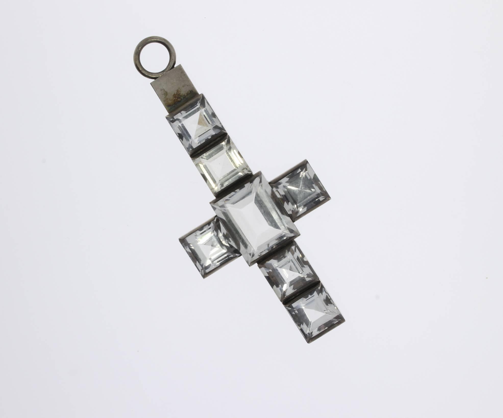 1940's cross pendant with long chain. Rock crystal in silver by Wiwen Nilsson, Sweden. Hallmarked and signed on the side: Wiwen Nilsson, SWEDEN, STERLING and further several mark. Total weight with chain: 70,1 g.
Pendant: 3.35 x 1.54 in ( 8,5 x 3,9
