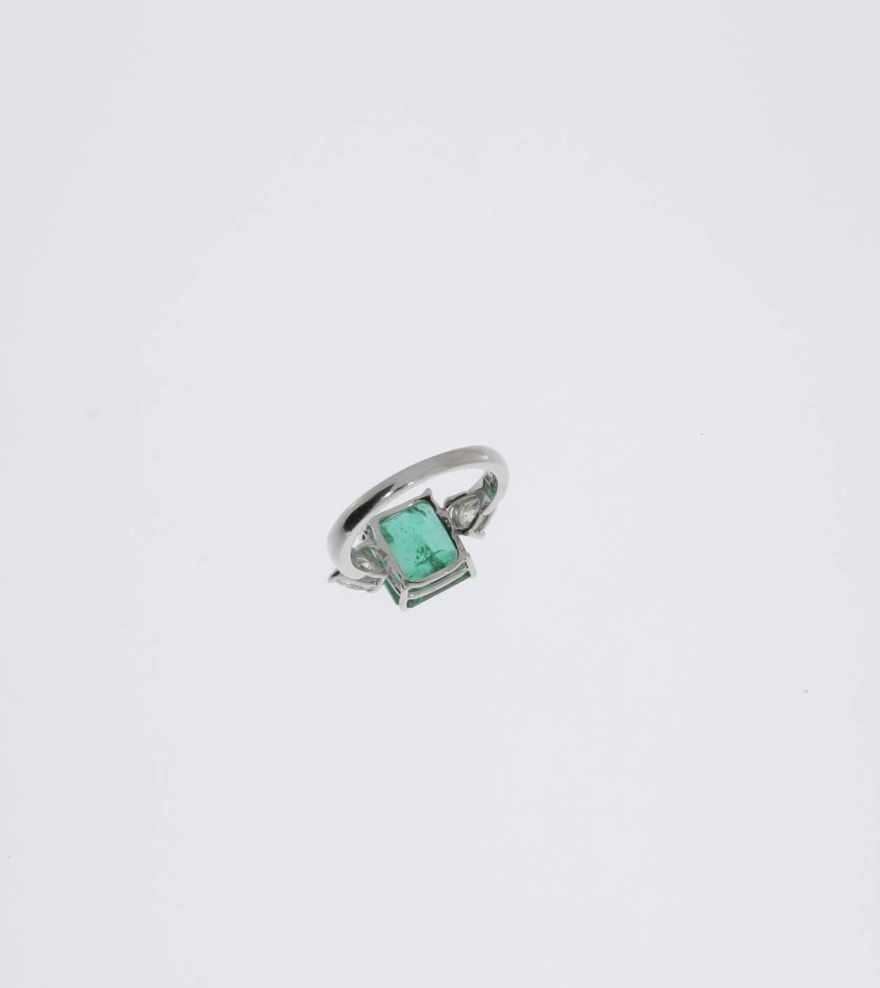 Modern Emerald Diamond White Gold Ring In Excellent Condition In Berlin, DE