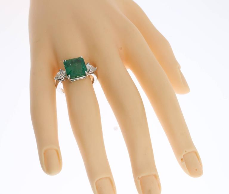 Beautiful Emerald Diamonds Gold Ring For Sale at 1stdibs