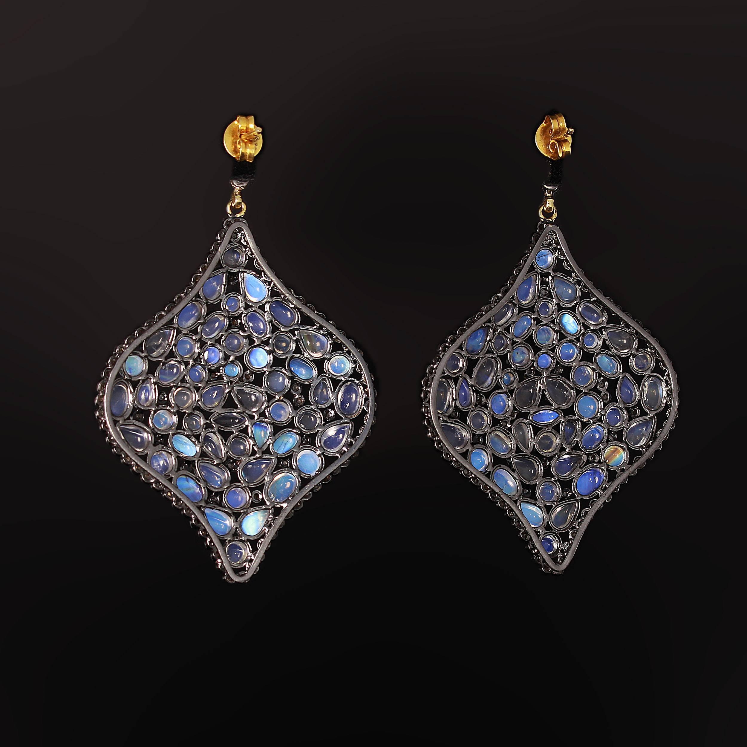 Set with oval- round- and teardrops shaped blue moonstones weighing circa 
37,10 ct. Surrounded by 170 diamonds weighing approximately 4,50 ct. 
Mounted in 14 K yellow gold and silver. 
Dimensions: Length: 2.87 in ( 7,3 cm ), Width: 1.77 in ( 4,5