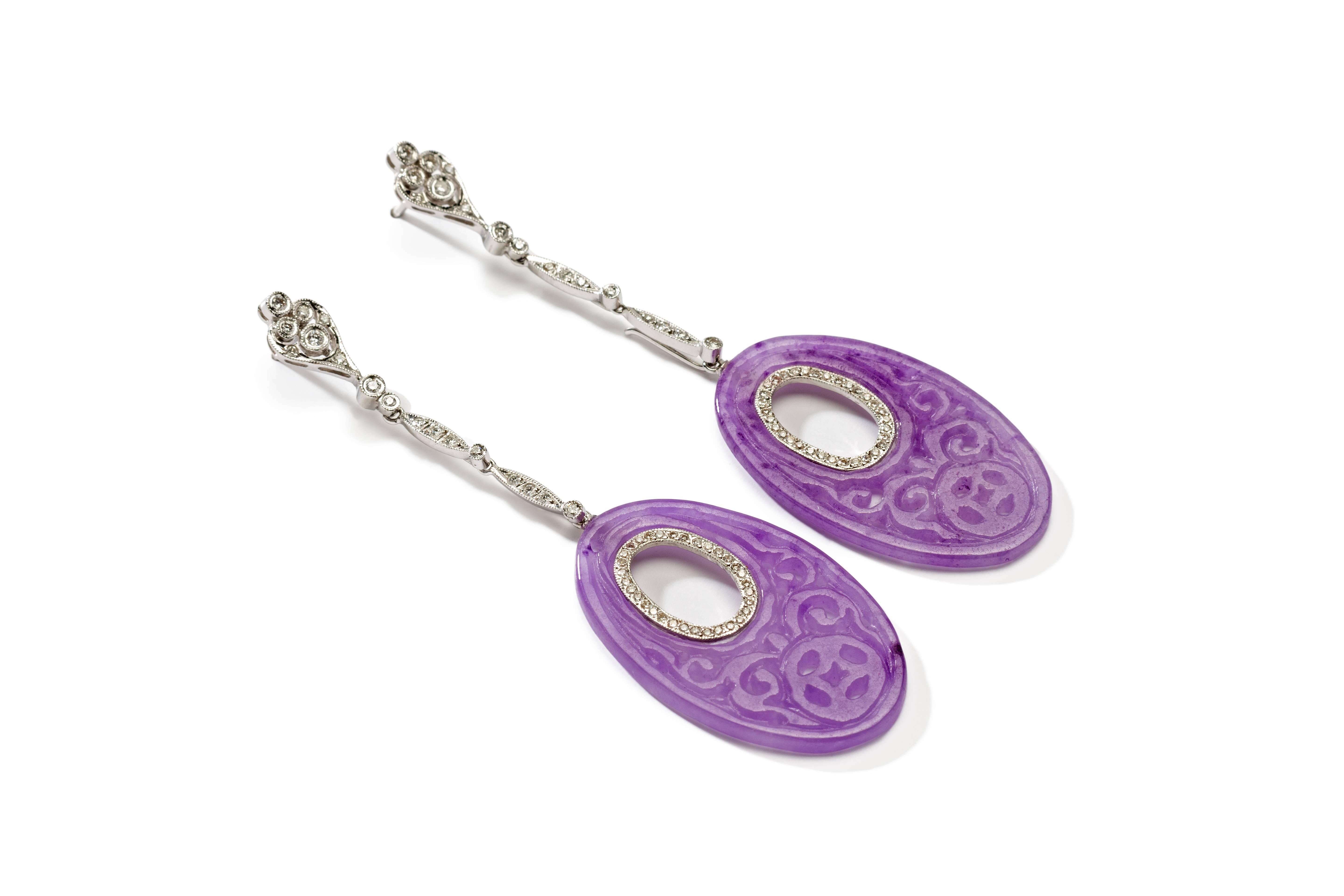 With flexible rod links, each set with 17 brilliant-cut diamonds weighing totally 0,30 carats SI, wesselton. Suspending a detachable openworked carved purple jade disc each with inlaid diamond ring, set with 32 brilliant-cut diamonds weighing total