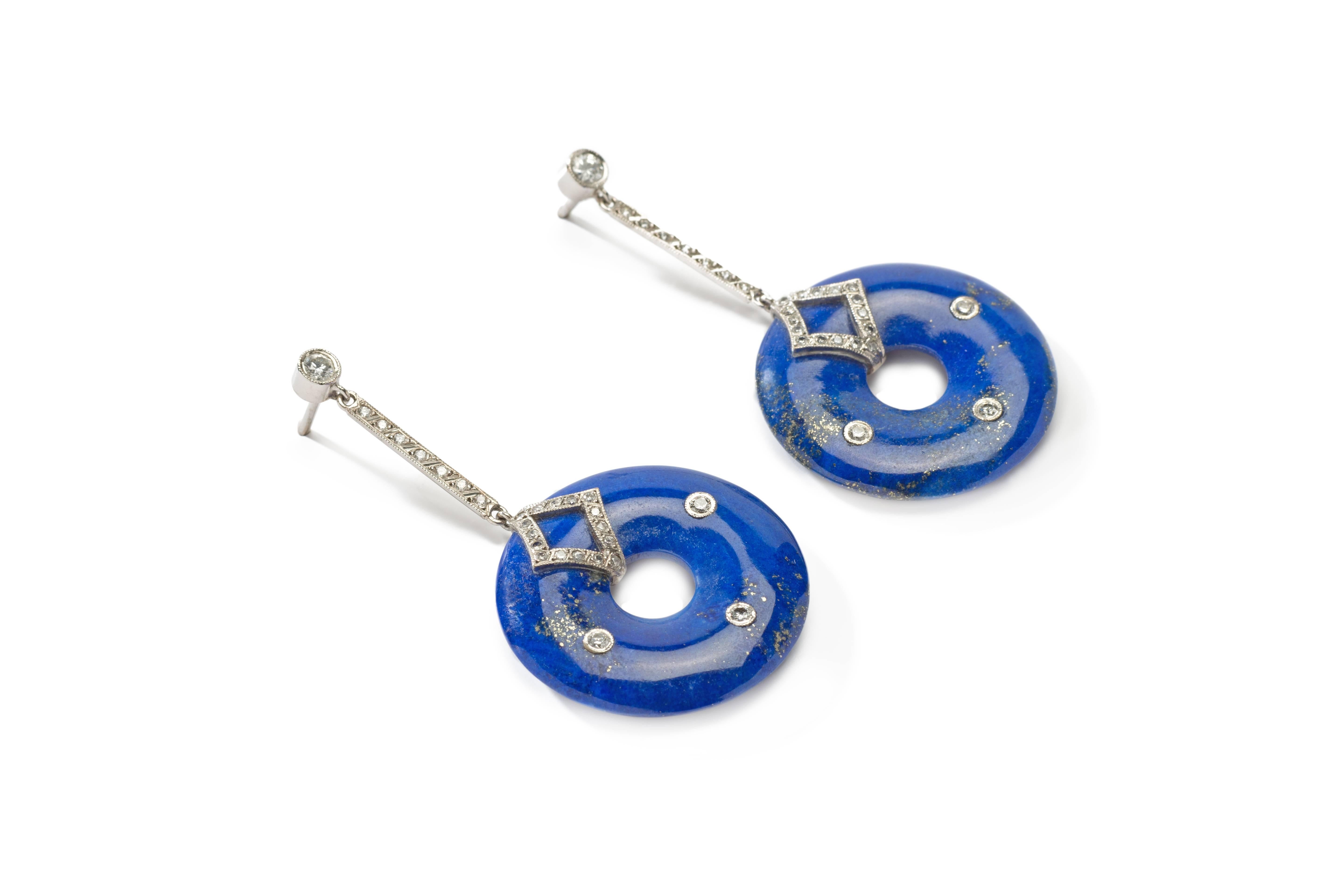 Tiefblauer Lapislazuli in runder Form, verziert mit 54 Diamanten im Brillantschliff mit einem Gewicht von ca. 1,12 ct. In Platin gefasst. Gesamtgewicht: 12,39 Gramm.
Länge: 1.97 in ( 5 cm ), Durchmesser: 1.14 in ( 2,9 cm )