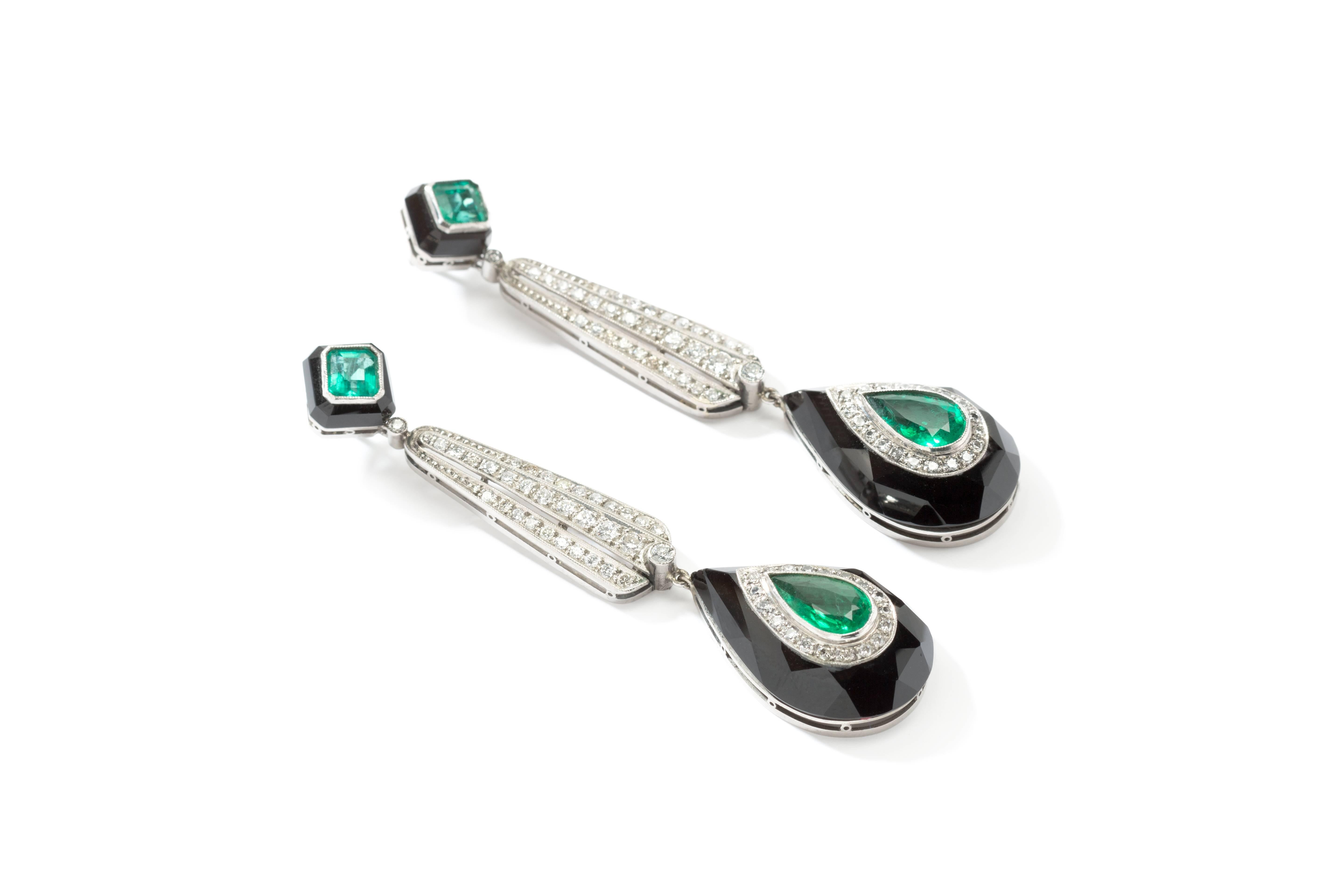 Composed of 2 emerald-cut colombian emeralds, 2 pear-shaped colombian emeralds with a total weight of 4,30 ct. 84 brilliant-cut diamonds weighing approximately 2,0 ct. Accented by onyx. Mounted in platinum. Total weight: 17,1 g. Lenght: ca. 2.76 in