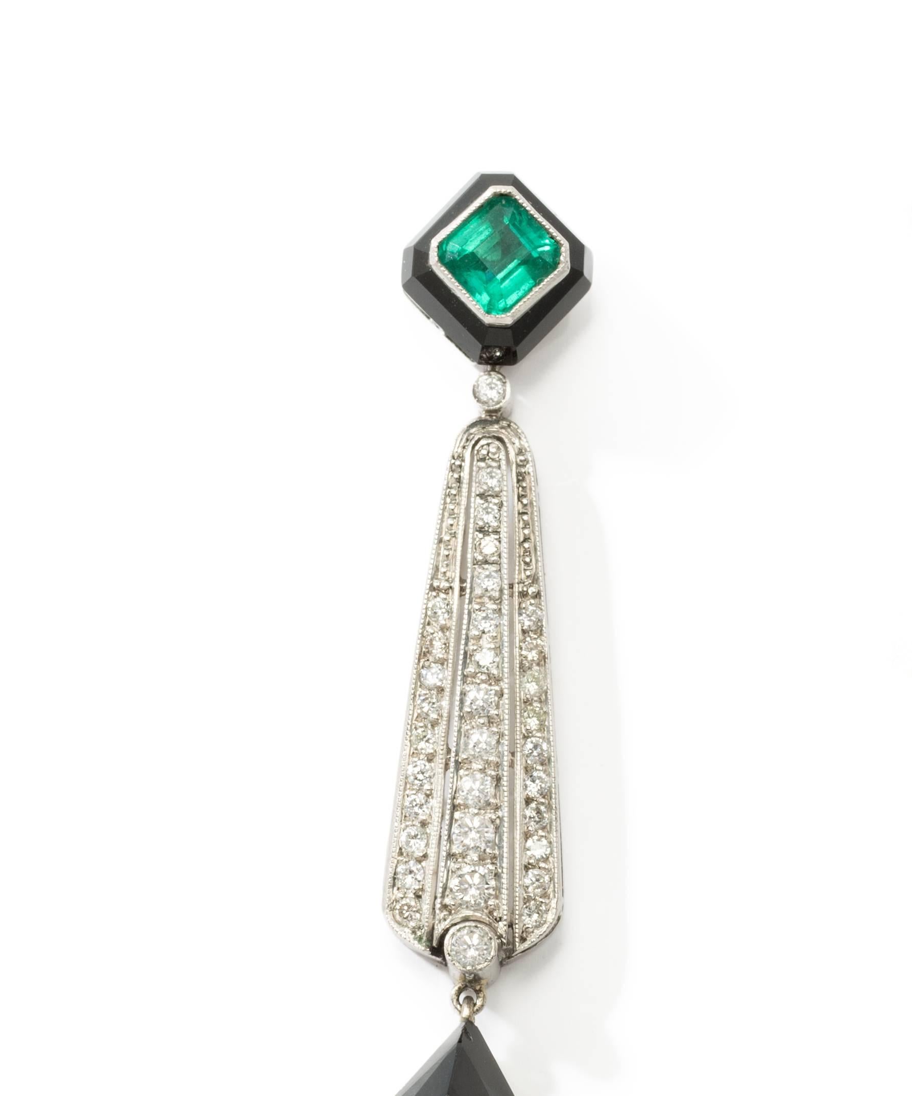 Onyx Emerald Diamond Platinum Dangle Earrings In Excellent Condition In Berlin, DE