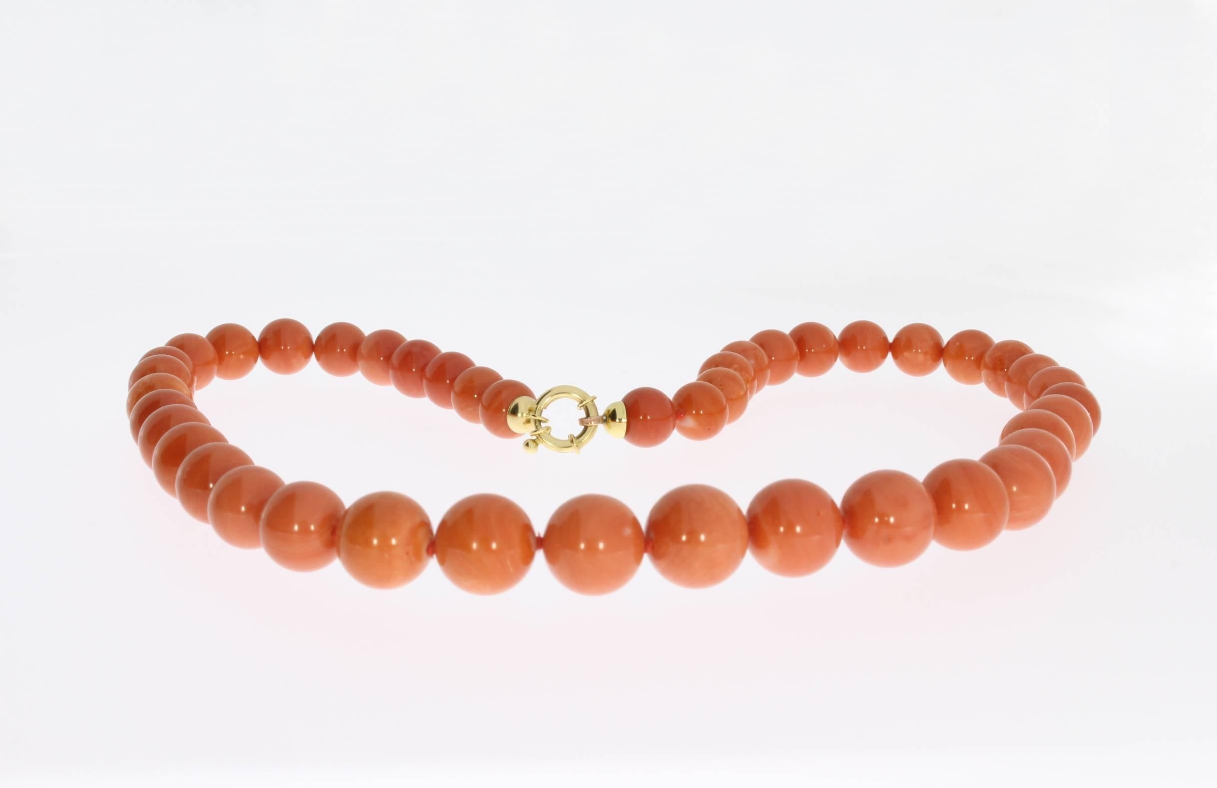 Composed of 43 coral round beads graduate from 9,6-13,2 mm in diameter. Fitted with a 18 K yellow gold clasp. Hallmarked on the clasp with the purity 750, star 668 AR. Total weight: 81,4 g. Length: 20.27 in or 51,50 cm