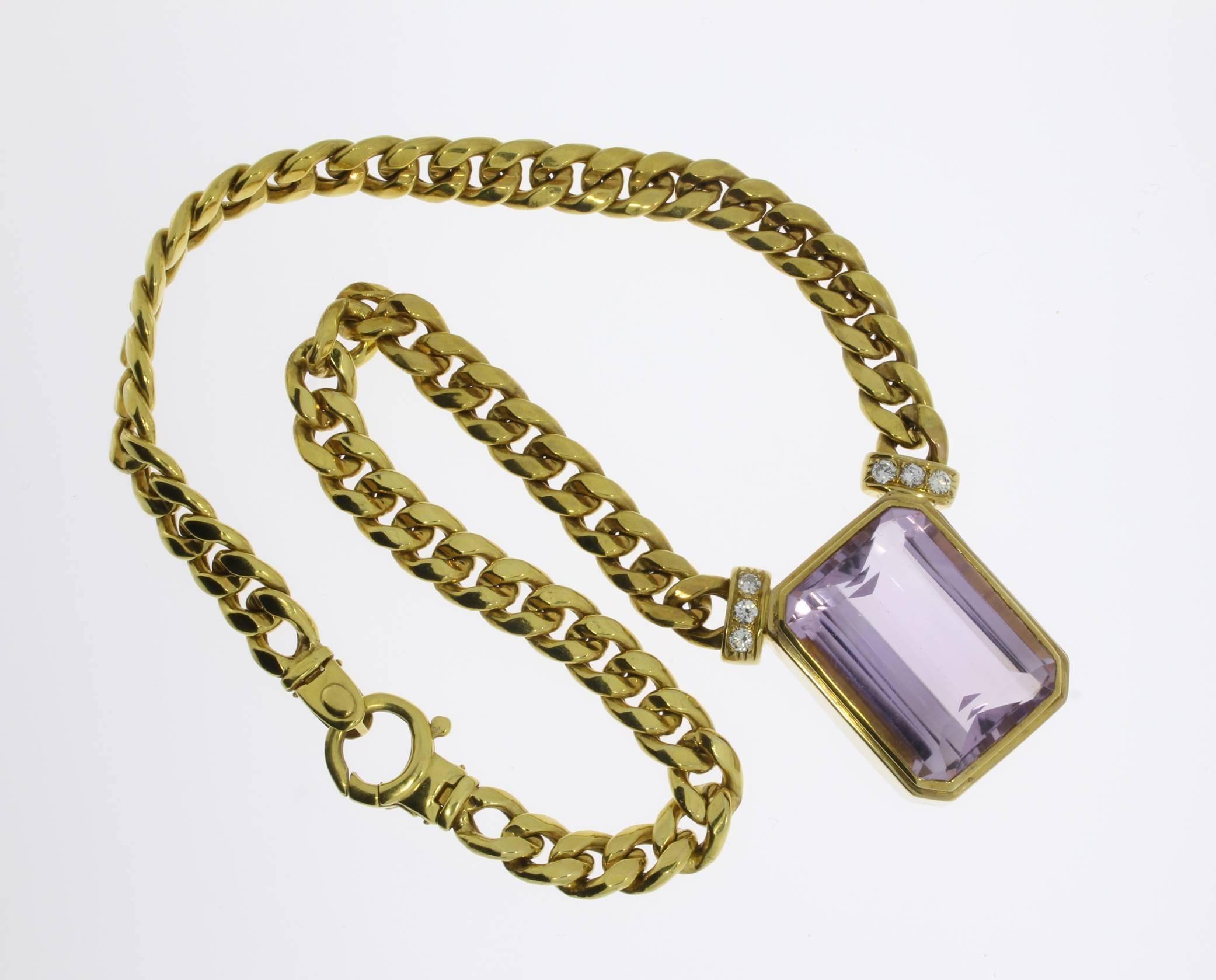 Striking curb in 14 K yellow gold with large emerald-cut amethyst weighing circa 84 ct. at the top accented by 6 brilliant-cut diamonds with a total weight of ca. 0,75 ct. On the clasp hallmarked with 585. Total weight: 82,3 g. 
Length: 9.72 in (