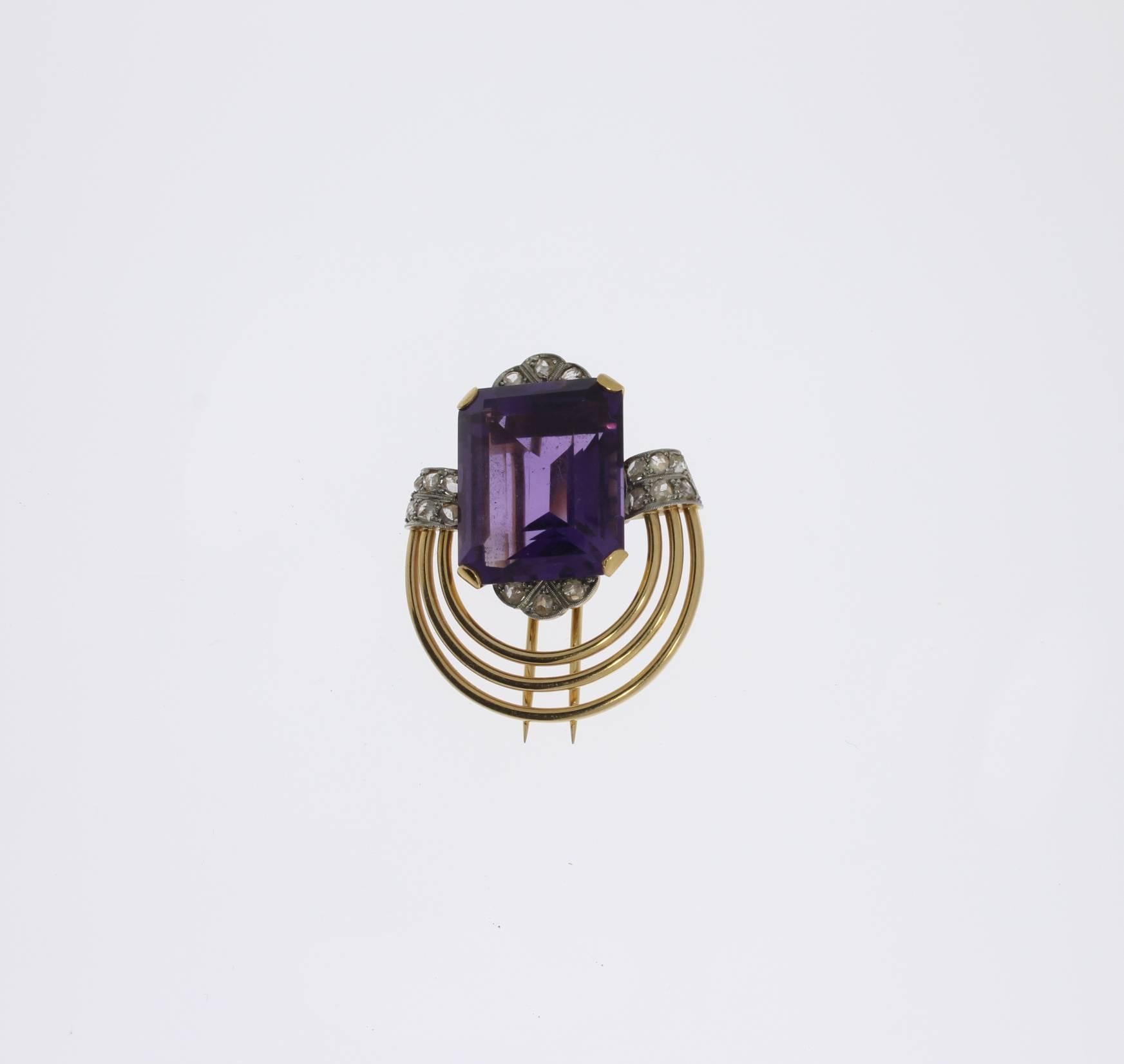 Europe, 1930's-1940's. Central emerald-cut amethyst weighing approximately 23,66 ct. Accompanied by 18 rose-cut diamonds with a total weight of 0,48 ct. Mounted in 18 K red gold and platinum. Total weight: 15,8 g.
Dimensions: 1.34 x 1.26 in ( 3,4 x