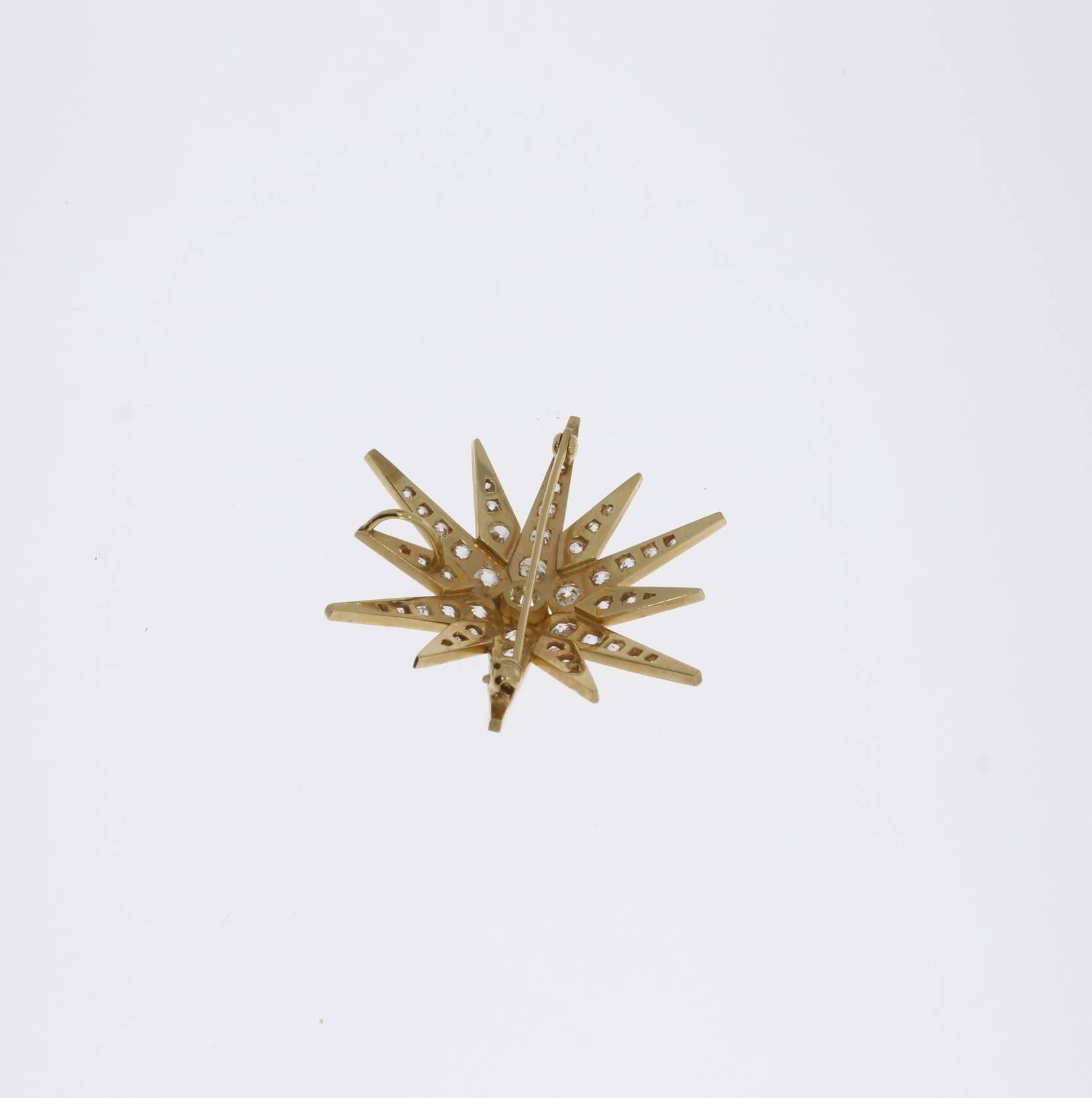 Diamond Gold Twelve-Rayed Star Brooch Pendant In Excellent Condition For Sale In Berlin, DE