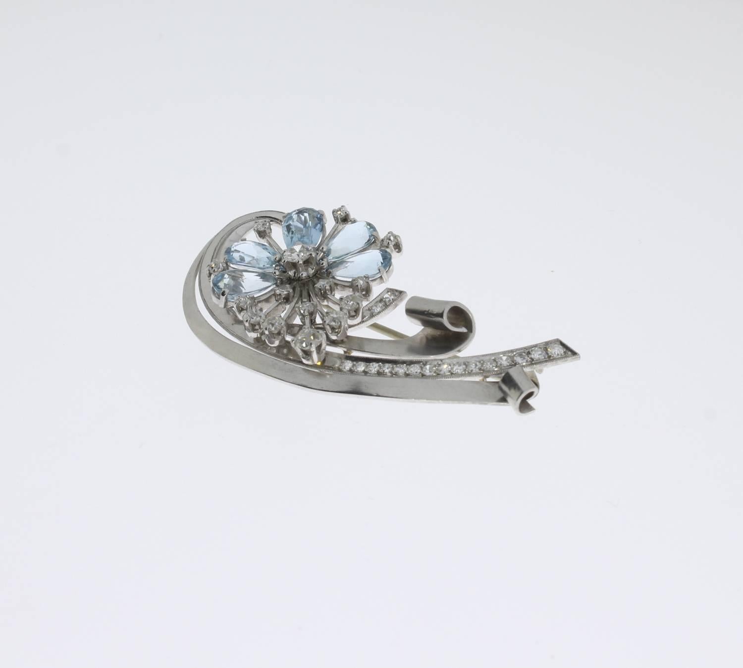 Charming floral design, USA 1930's-1940's. With 5 tear-drops Aquamarine in prong setting weighing circa 7,5t and 33 brilliant-, chaton-, and old-mine cut diamonds weighing ca. 0,82ct. Mounted in platinum. Total weight: 19,60 g.
Measurements: 2.36 x