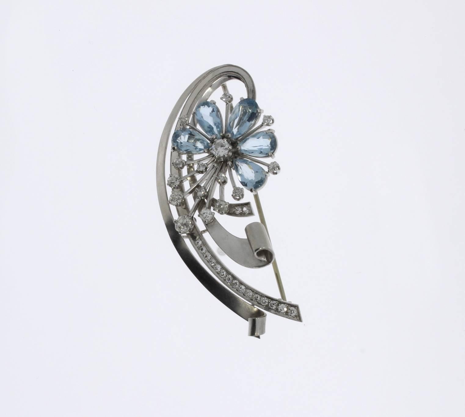Retro Charming Aquamarine and Diamond Floral Shaped Brooch For Sale