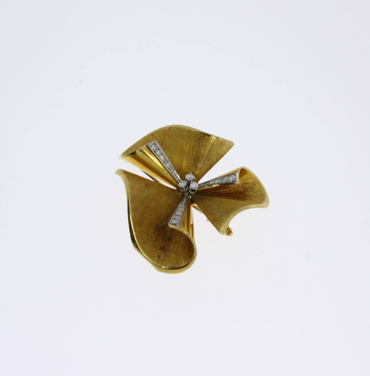 1950s Diamond Gold Floral Brooch im Zustand „Gut“ in Berlin, DE