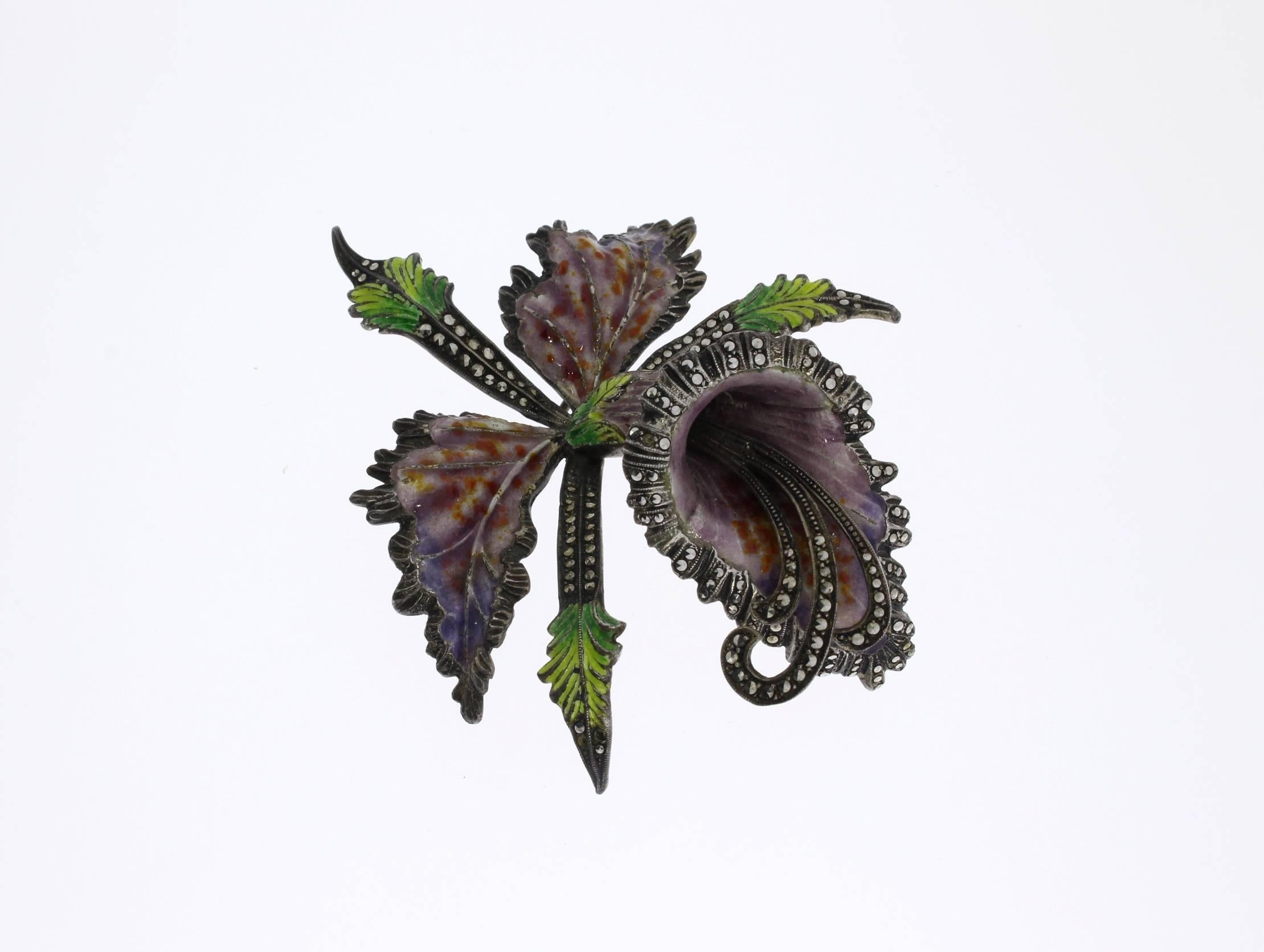 1930s floral design. Enameled, with numerous marcasites. Mounted in silver. Marked on the back with .35. Total weight: 48,59 g.
Dimensions: 3.46 x 2.91 in ( 8,8 x 7,4 cm )