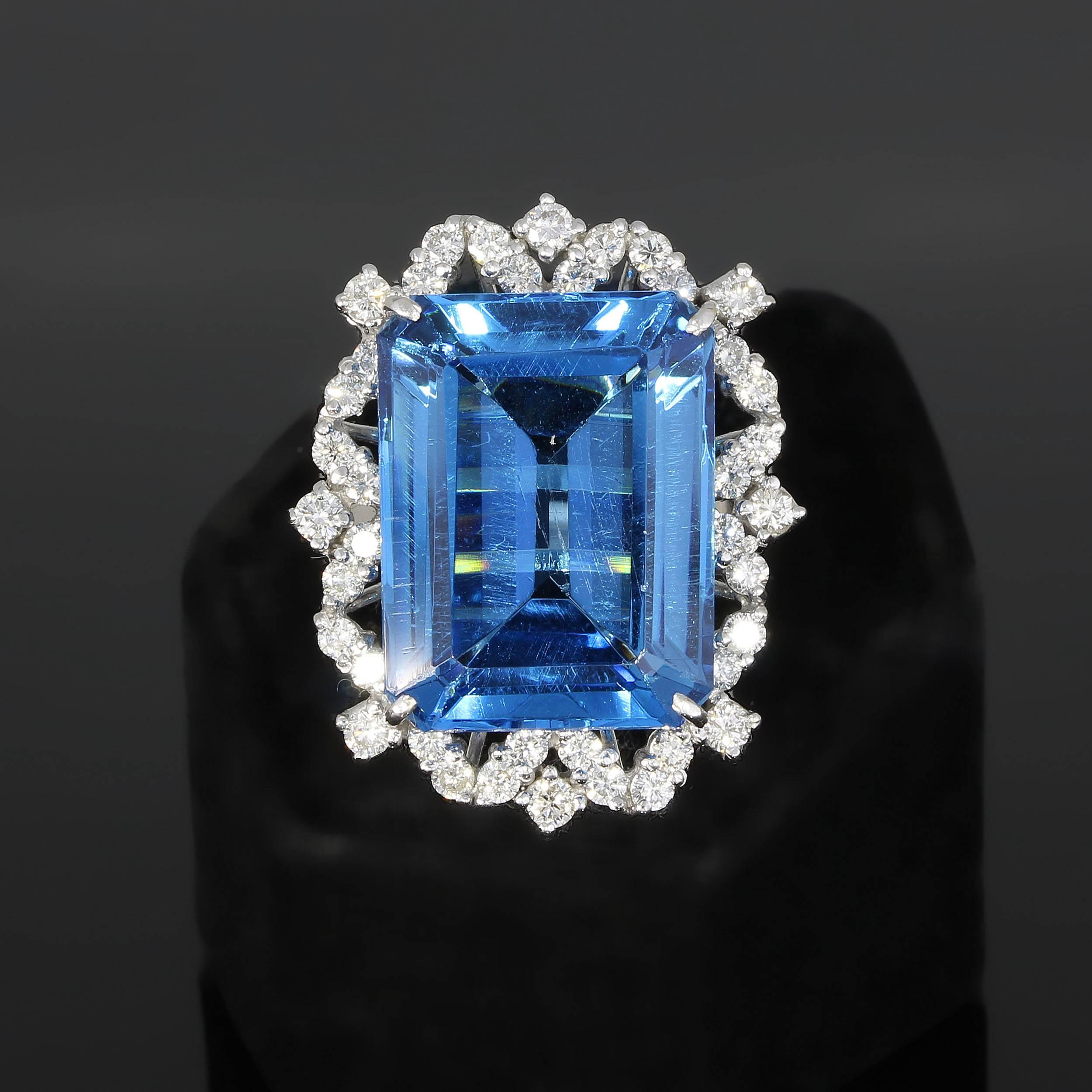 Europe, circa 2000. Set with emerald-cut blue topaz in prong setting weighing 30,38 ct. Framed by 39 brilliant-cut diamonds weighing 1,60 ct. Mounted in 14 K white gold. Hallmarked with the purity 585, star, SP. Total weight: 15,57 g.
Dimensions: