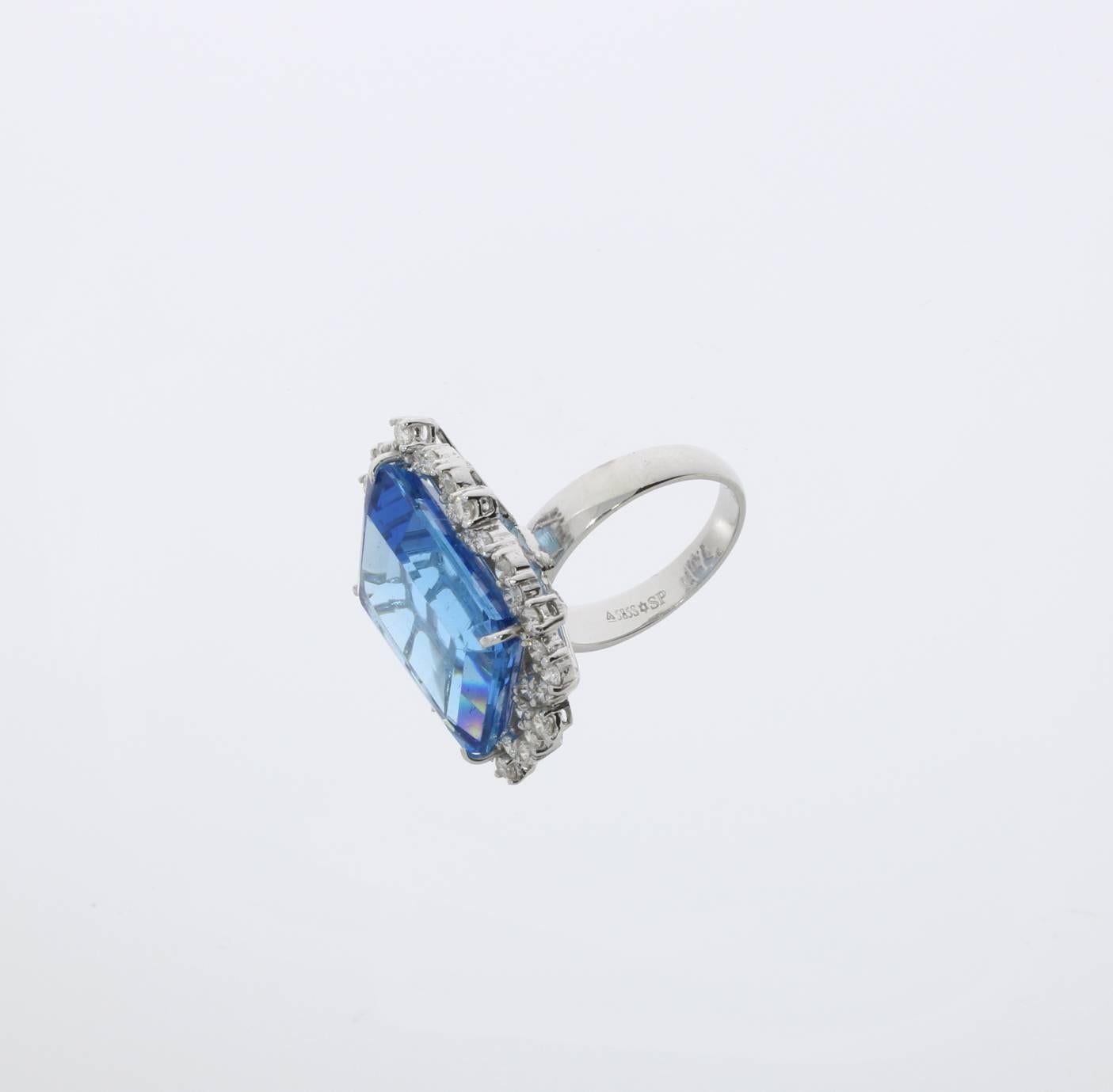 Blue Topaz Diamond Gold Ring In Excellent Condition For Sale In Berlin, DE