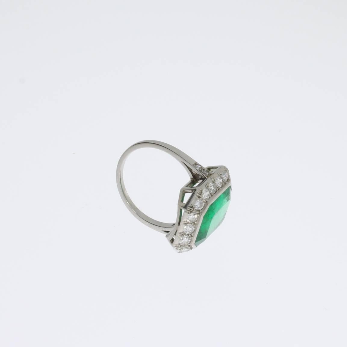 Art Deco Central 4.76 Carat Emerald Diamond Platinum Ring In Excellent Condition For Sale In Berlin, DE