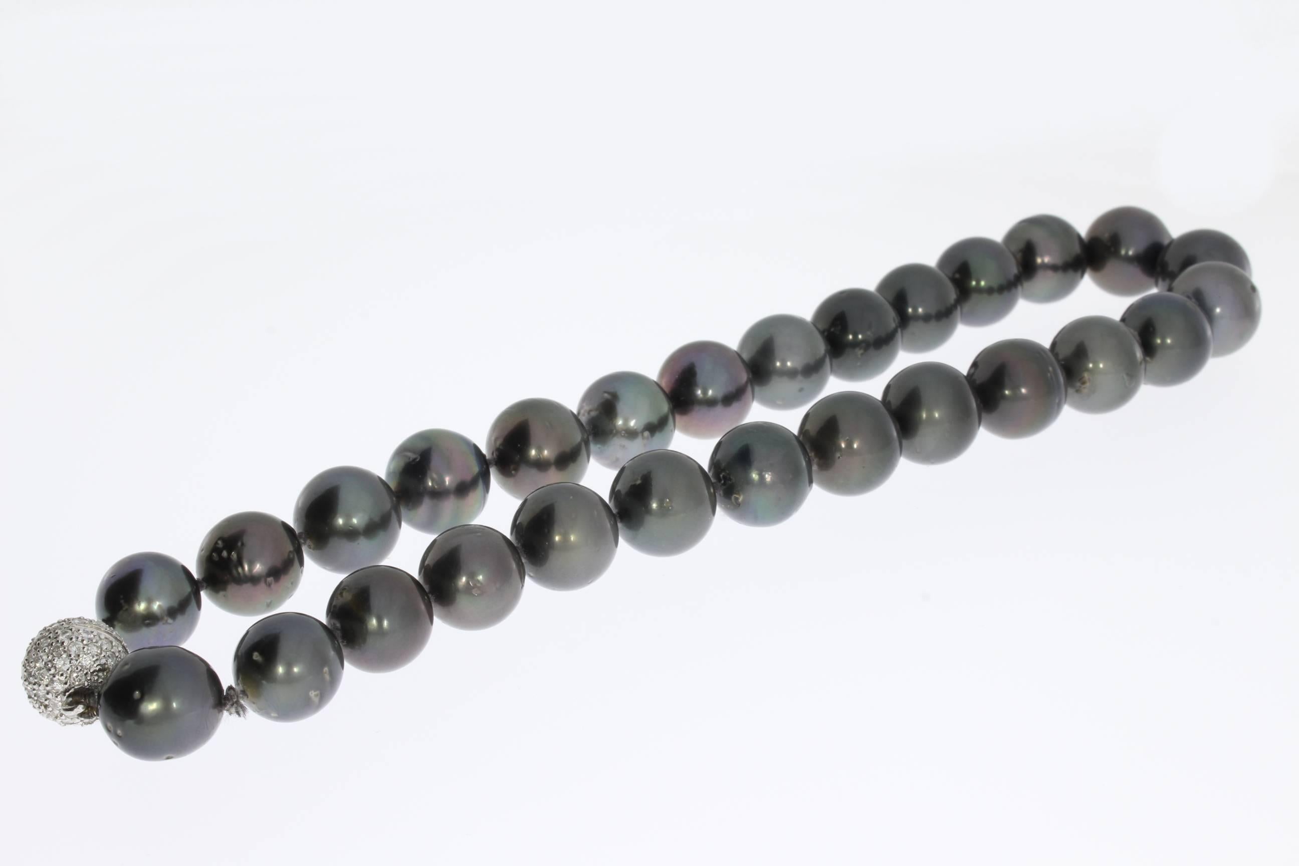 Tahitian Pearl Necklace with Diamond Platinum Clasp In Excellent Condition For Sale In Berlin, DE