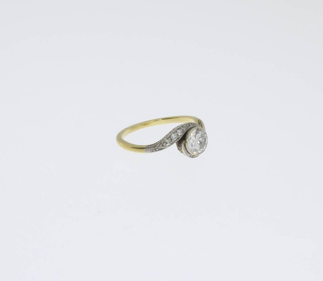 1920s Diamond Two-Color Gold Solitaire Ring In Excellent Condition For Sale In Berlin, DE