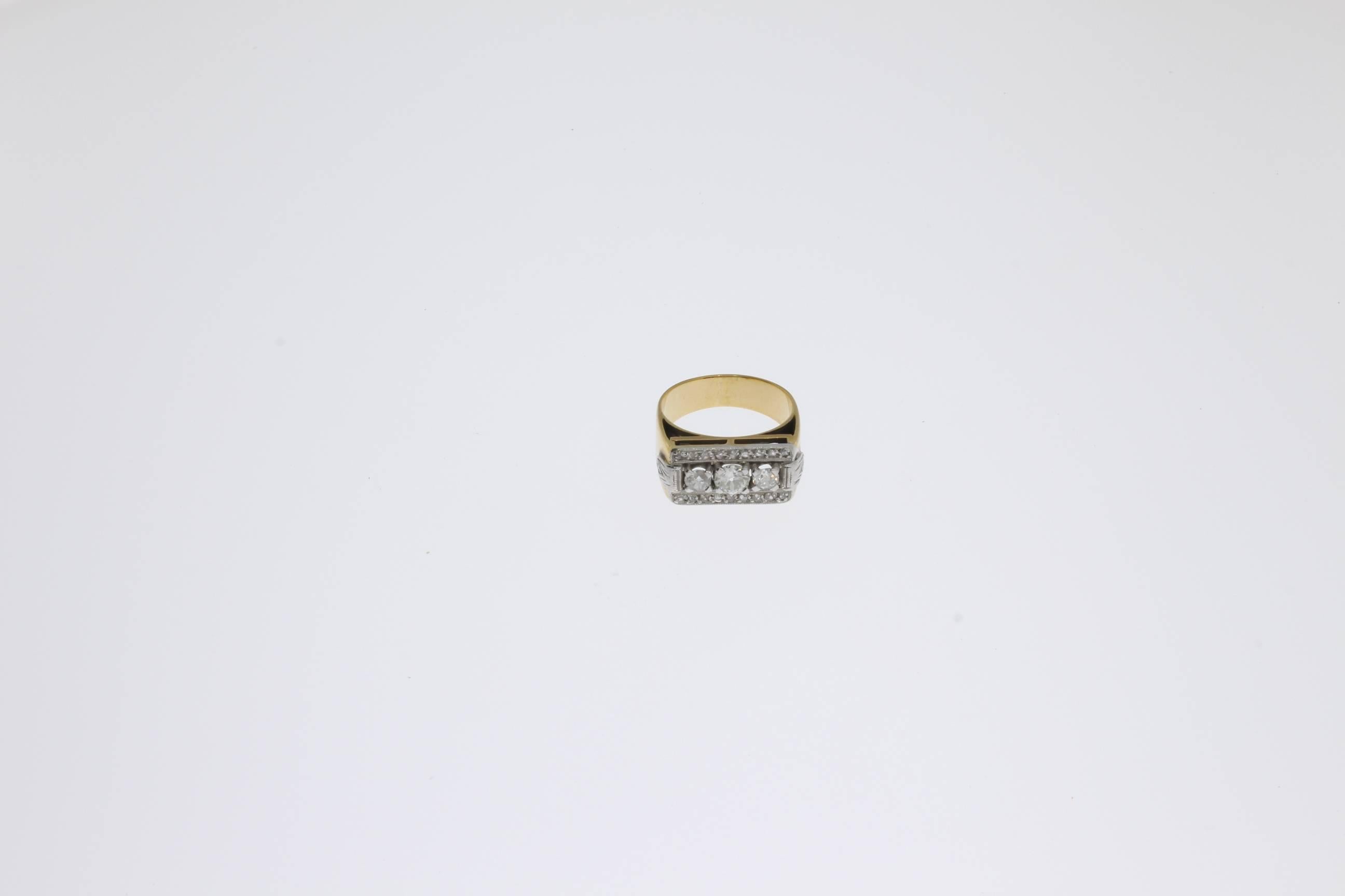 De style Art Déco, elle est sertie de 3 diamants centraux de taille brillant pour un total d'environ 0,56 ct. en serti griffe. Orné de 16 petits diamants taille brillant pesant environ 0,18 ct. Monté en or jaune et blanc 18 K. Sertissage Millegrain.