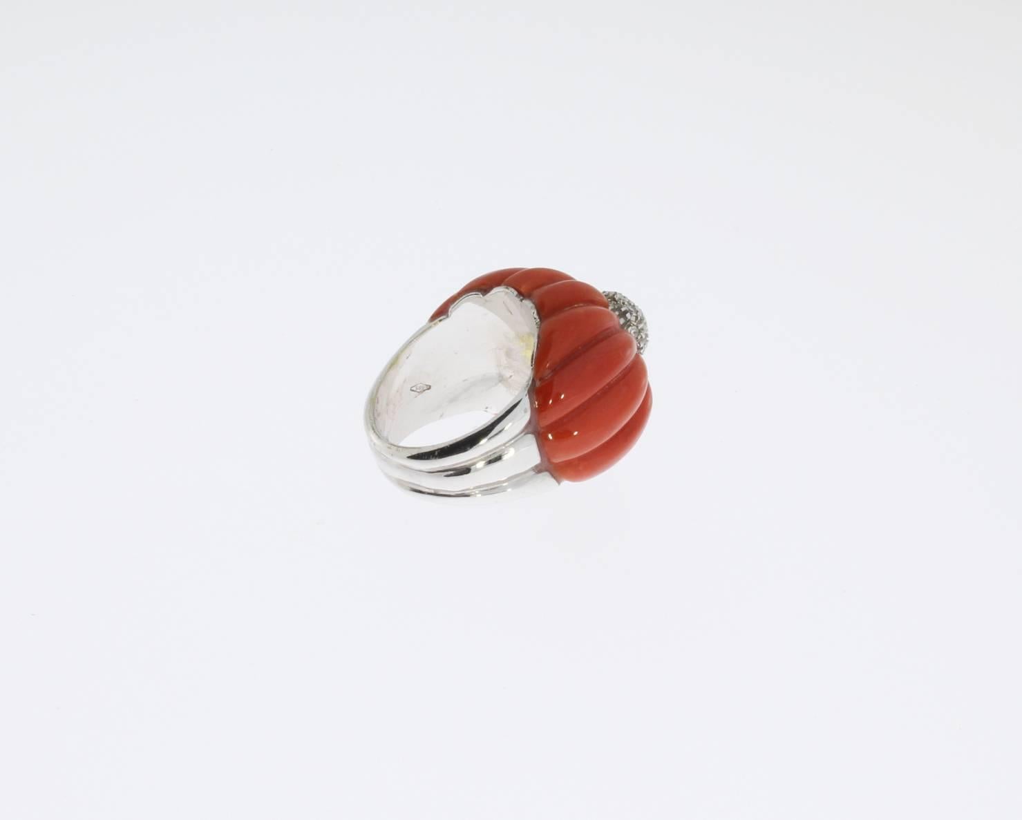 Este anillo con diseño de gamba se fabricó en la década de 1970 en Italia. Coral mediterráneo tallado y acentuado por 19 diamantes pavé con un peso aproximado de 0,39 quilates. Montado en oro blanco de 14 quilates. Marcado en el interior con la