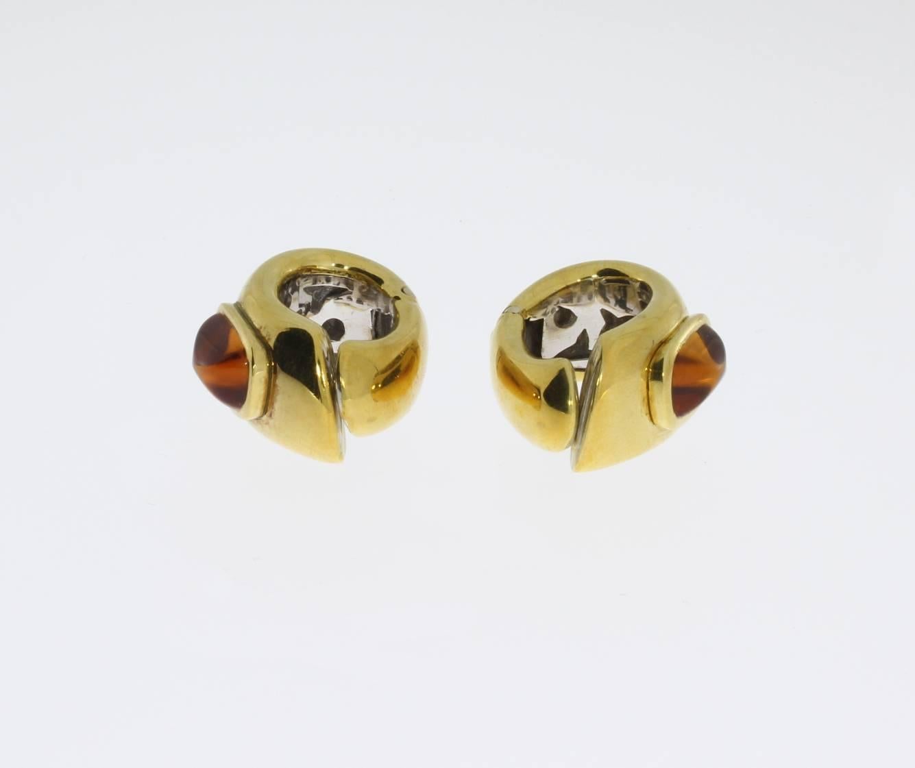 Ein Paar Ohrringe aus 18 Karat Gelb- und Weißgold. 
Set mit Zitrinen in Lünettenfassung 0,51 x 0,35 in ( 1,3 x 0,9 cm )
Gesamtgewicht: 25,79 Gramm. Länge: 2,3 cm (0.91 in), Breite: 1,3 cm (0.51 in)