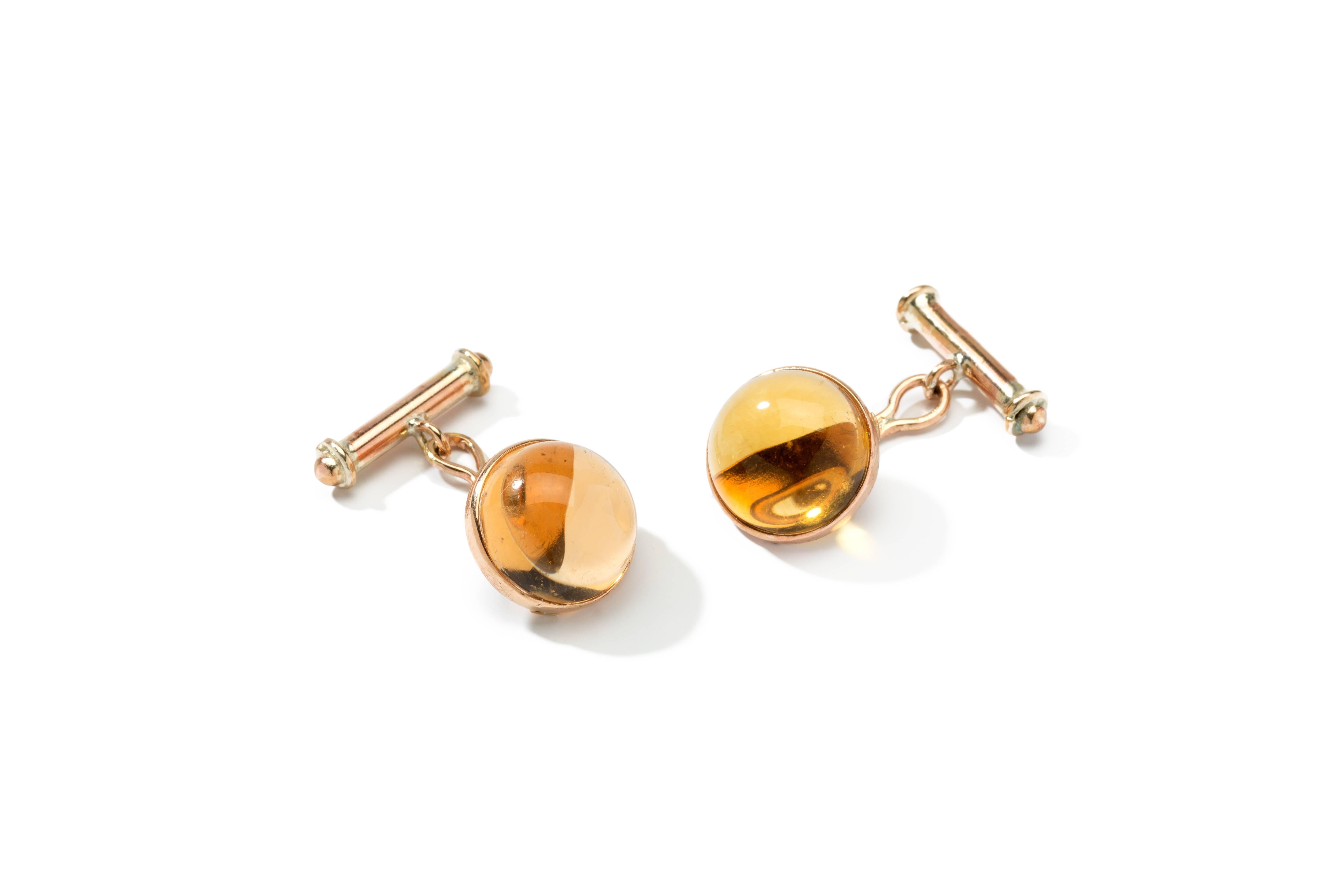 Italy, 1970s. A pair of cufflinks made in 10 K yellow gold. With 2 cabochon-cut citrine. Total weight: 6,16 grams. Diameter: 0.51 in ( 1,3 cm )