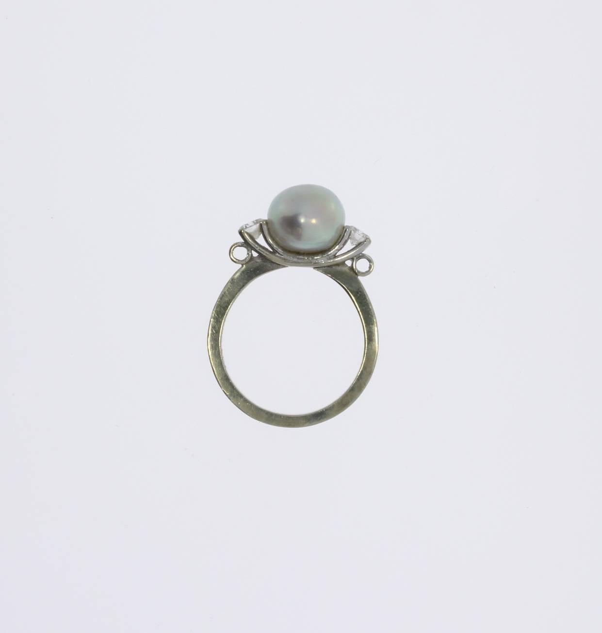 Baroque Oriental Pearl Gold Ring with 2 Diamonds In Excellent Condition In Berlin, DE