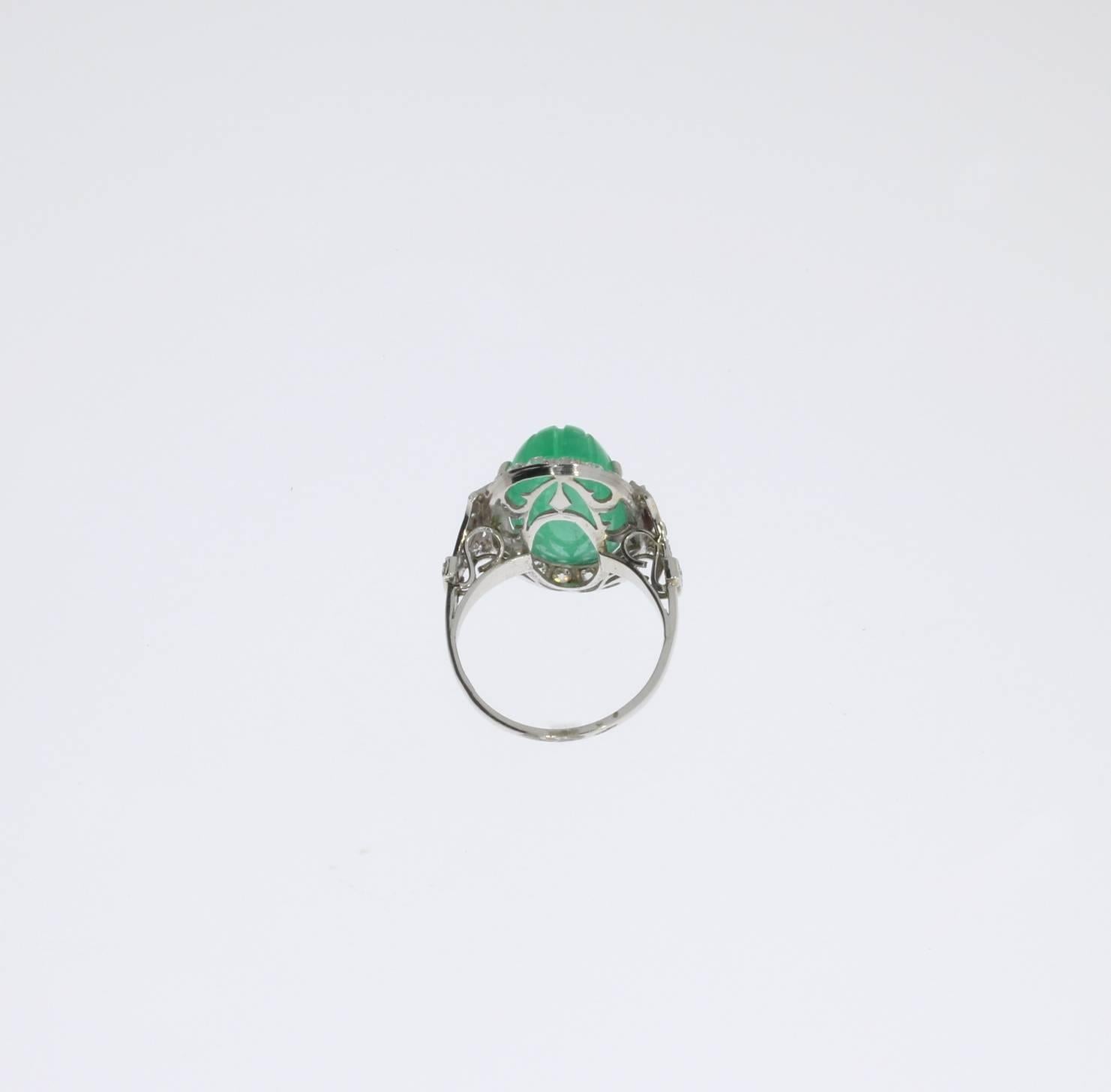 Platinum Ring with Carved Emerald and Diamonds In Excellent Condition For Sale In Berlin, DE