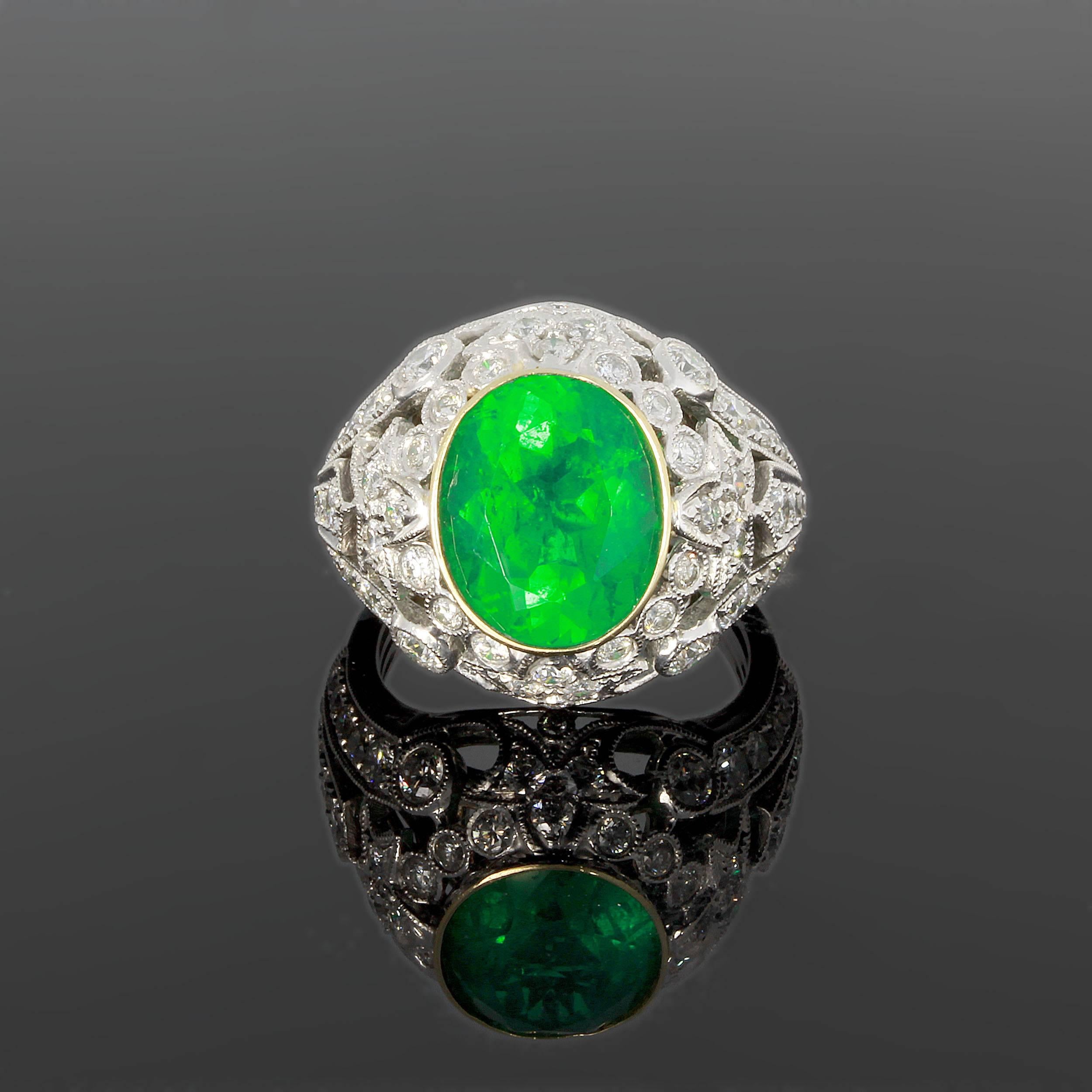 Brazilian Emerald Diamonds Gold Cluster Ring In Excellent Condition For Sale In Berlin, DE