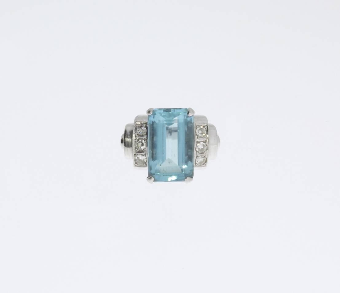 Art Deco set with central emerald-cut aquamarine weighing approximately 6,01 ct. Enhanced by 6 chaton-cut diamonds with a total weight of circa 0,45 ct. Mounted in platinum. Total weight: 7,83 grams.
Measurements: 0.83 x 0.63 in ( 2,1 x 1,6 cm ),
