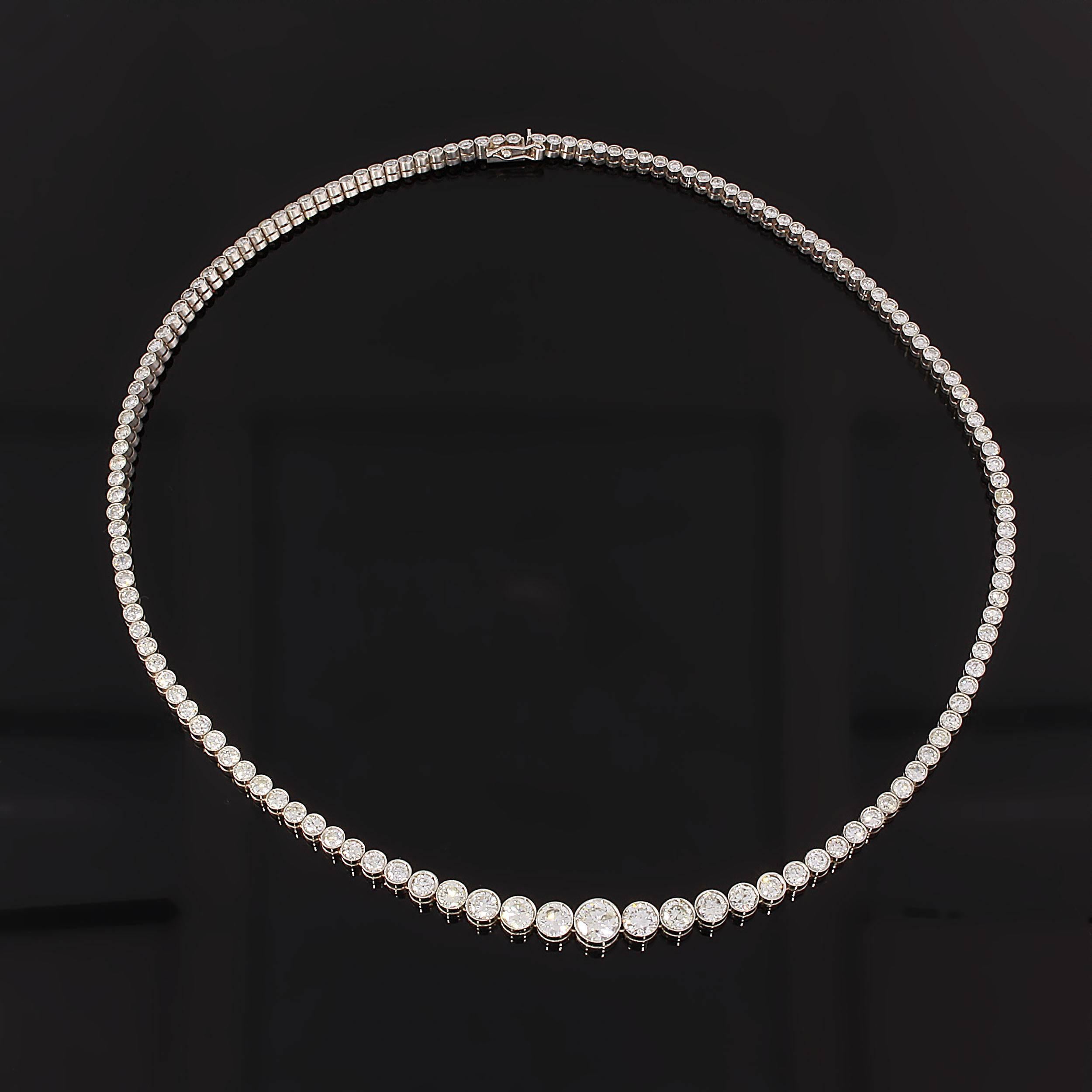 Glamourous piece of jewelry. Designed as a graduated band of bezel-set diamonds. 139 brilliant-cut diamonds with a total weight of circa 11,5 ct. Clarity: VVS1-VS1. Colour: F-H. Mounted in platinum. Total weight: 29,20 grams. 
Length: 17.32 in ( 44