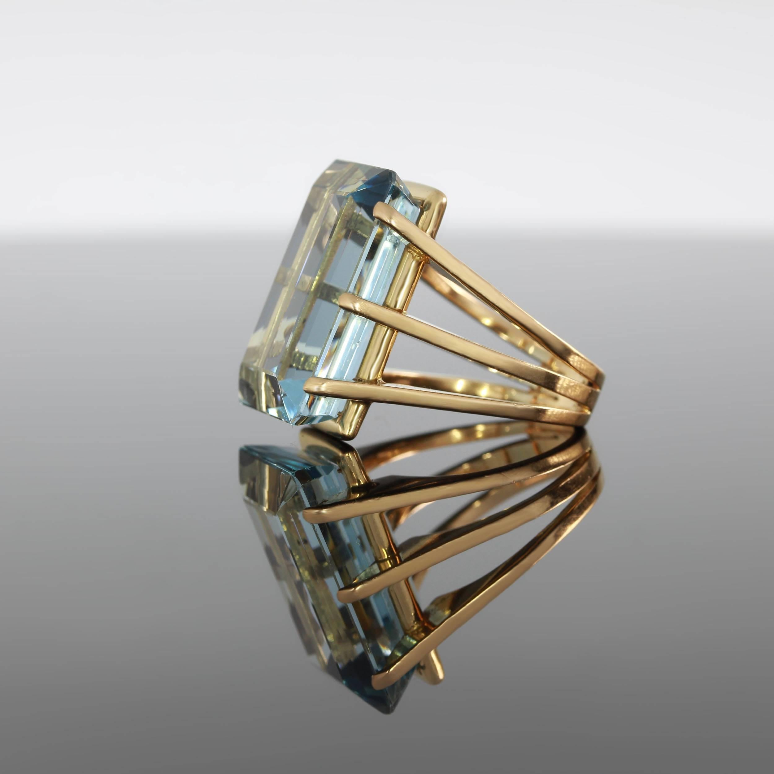 Large Aquamarine Yellow Gold Ring In Good Condition In Berlin, DE