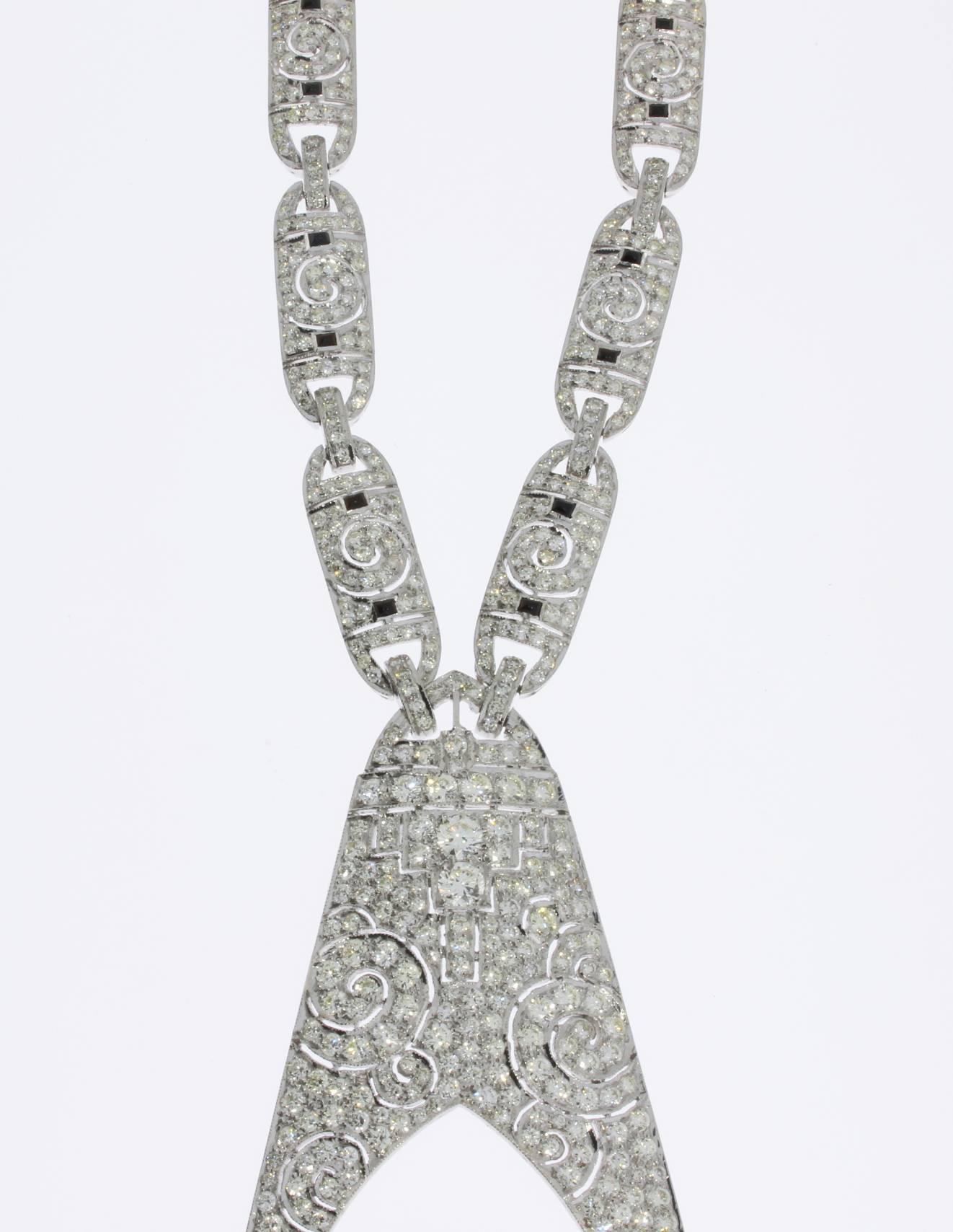 Art Deco Diamond Gold Pendant Necklace In Excellent Condition For Sale In Berlin, DE