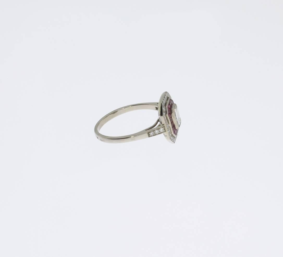 Ruby and Diamond Cluster Gold Ring in Art Deco Style In Excellent Condition For Sale In Berlin, DE