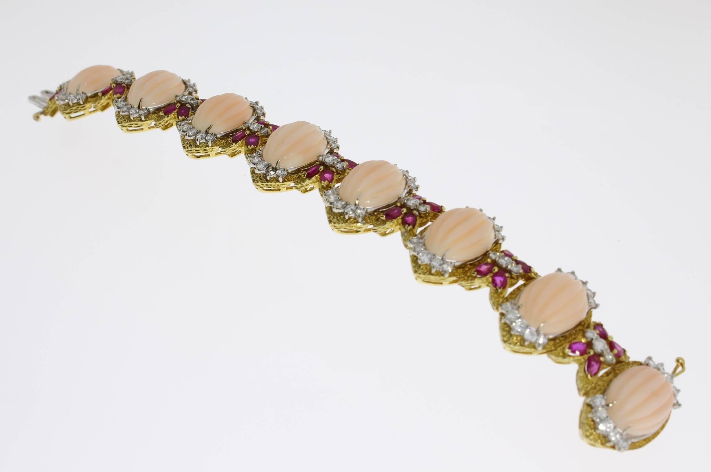 Coral Ruby and Diamond Gold Bracelet In Excellent Condition For Sale In Berlin, DE