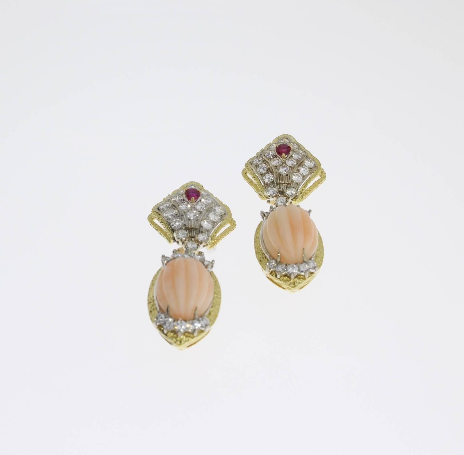 1960s-1970s. 2 cabochon-cut carved coral, 60 brilliant-cut diamonds weighing approximately 4,92 ct., 2 rubies weighing circa 0.45 ct. Mounted in 18 K yellow gold. Total weight: 23,73 g. Length: 1.97 in ( 5 cm )