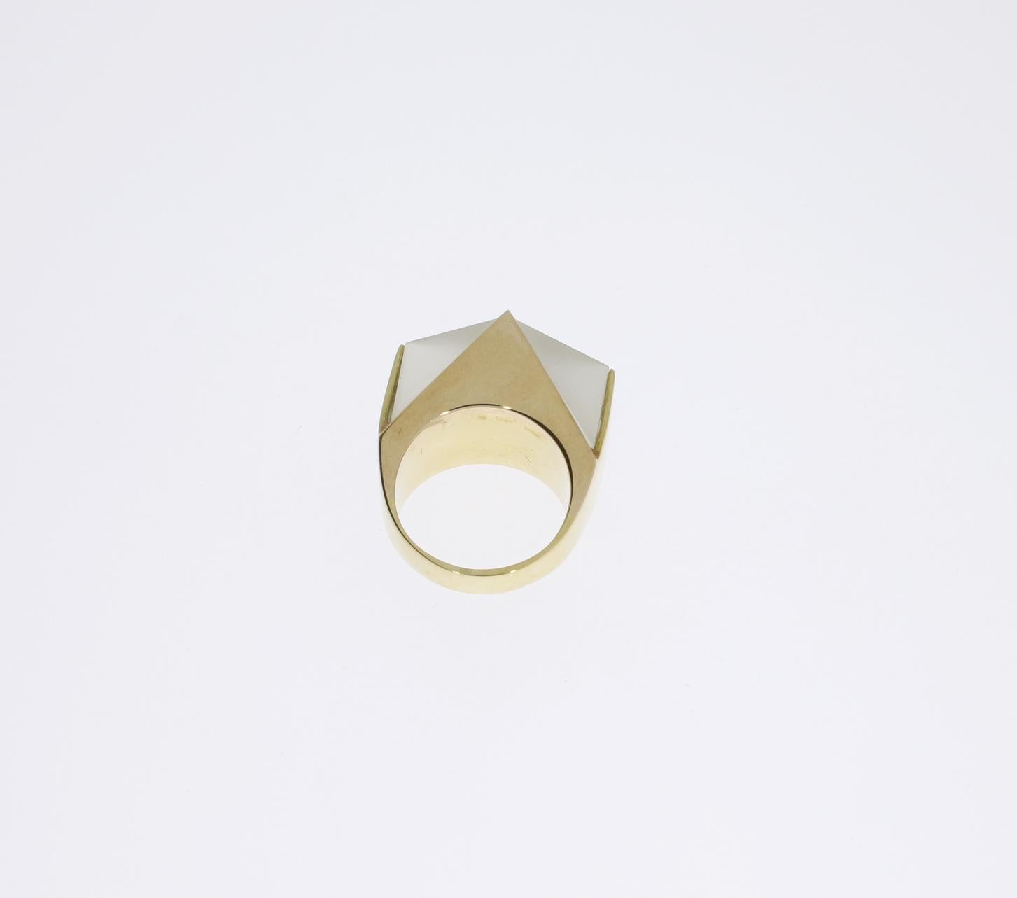 Modern Rock Crystal Gold Ring In Good Condition For Sale In Berlin, DE