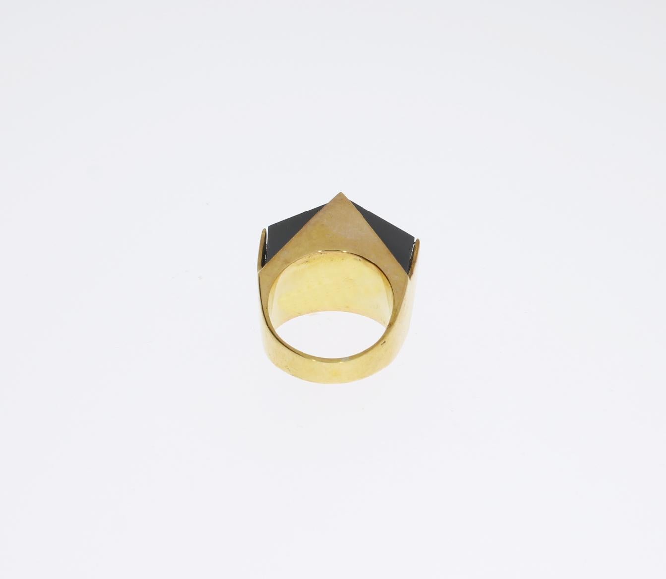 Modern Onyx Gold Ring In Good Condition For Sale In Berlin, DE