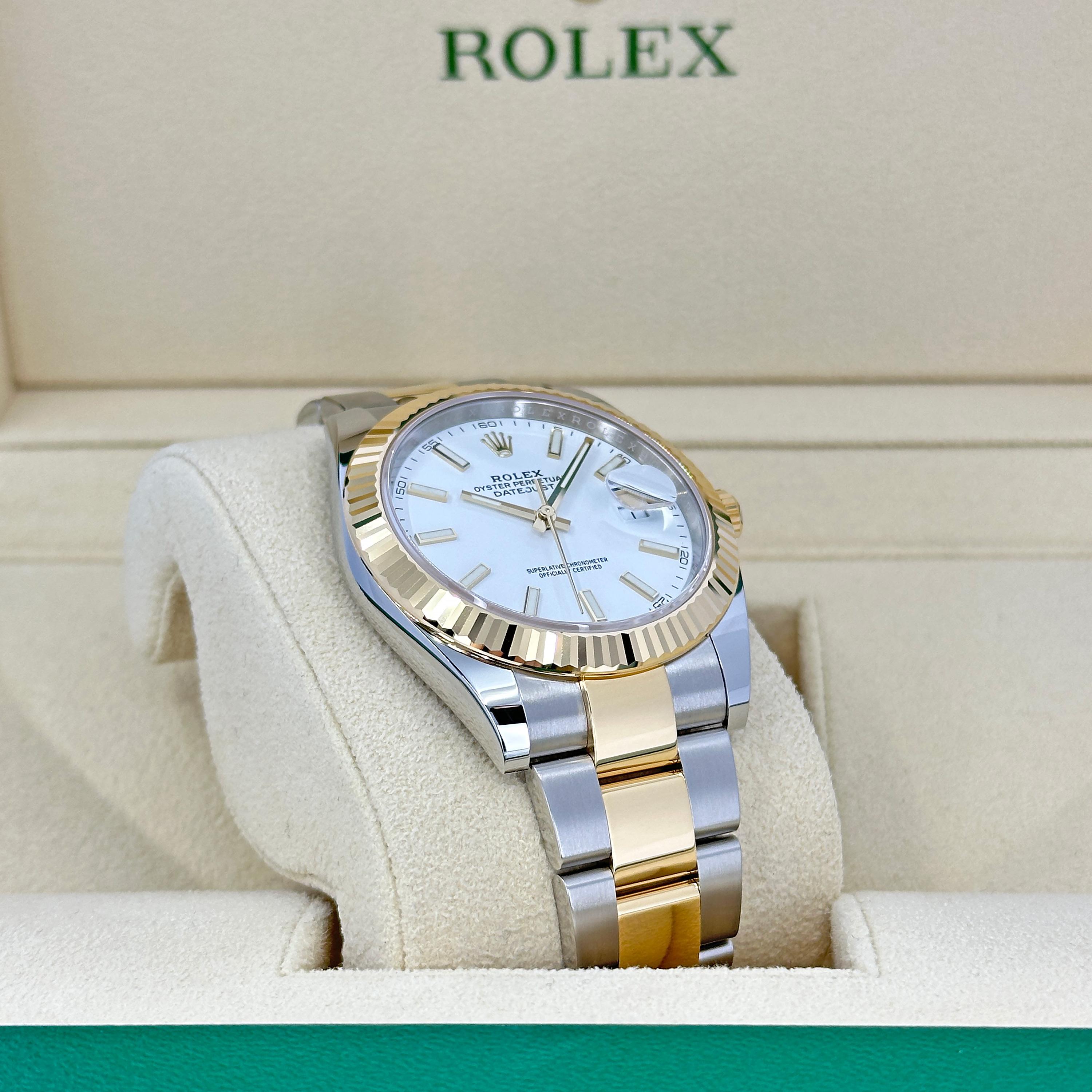 Die Rolex Datejust 41 Ref. 126333-0015 verkörpert zeitlose Eleganz und robuste Funktionalität, was sie zu einem herausragenden Stück der Datejust Kollektion macht. Gefertigt aus dem für Rolex charakteristischen Yellow Rolesor - einer harmonischen