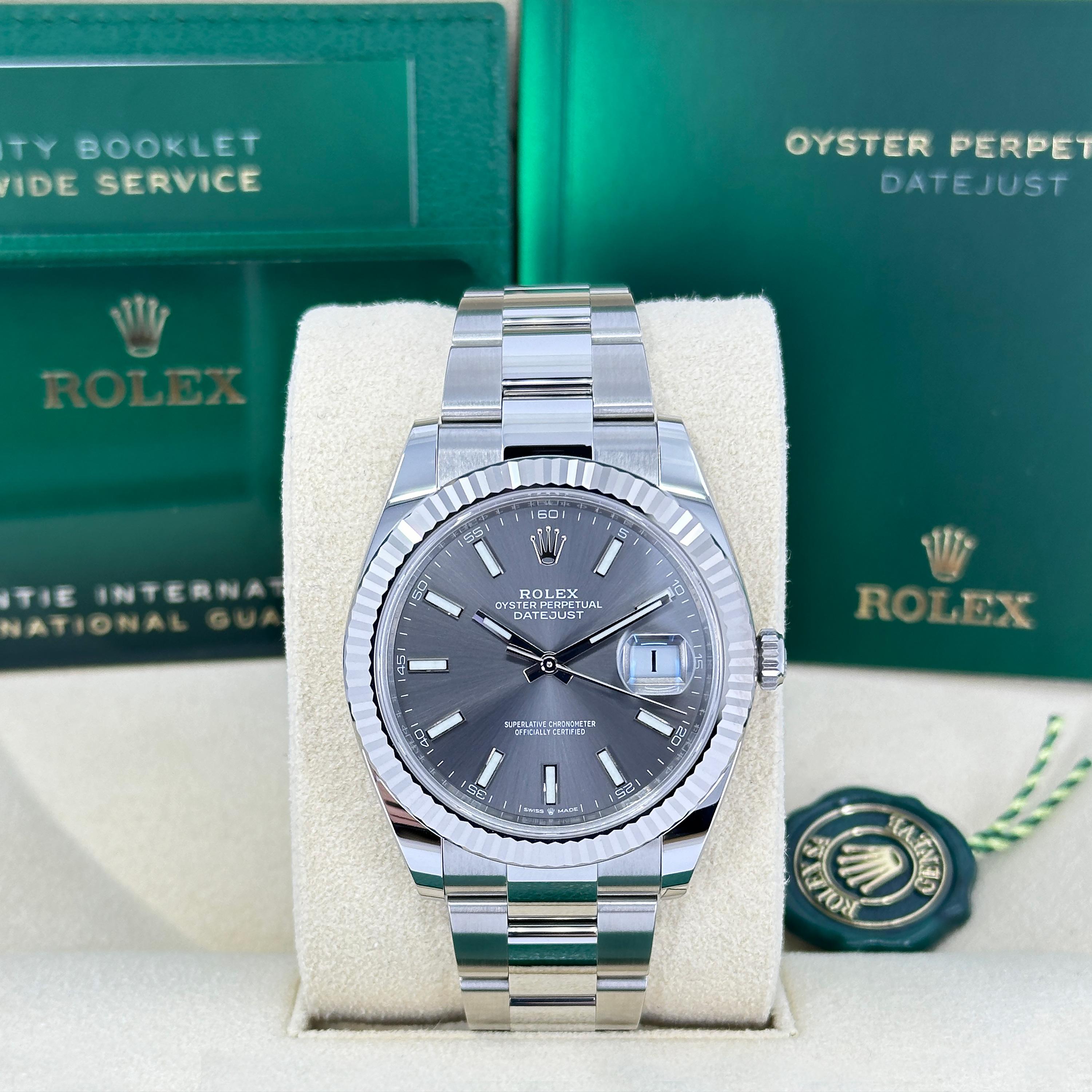 Die Rolex Datejust 41 Ref. 126334-0013 ist eine raffinierte Verkörperung des Erbes von Rolex an zeitlosem Design und technischer Innovation. Gefertigt aus dem für Rolex charakteristischen White Rolesor - einer Kombination aus Oystersteel und 18