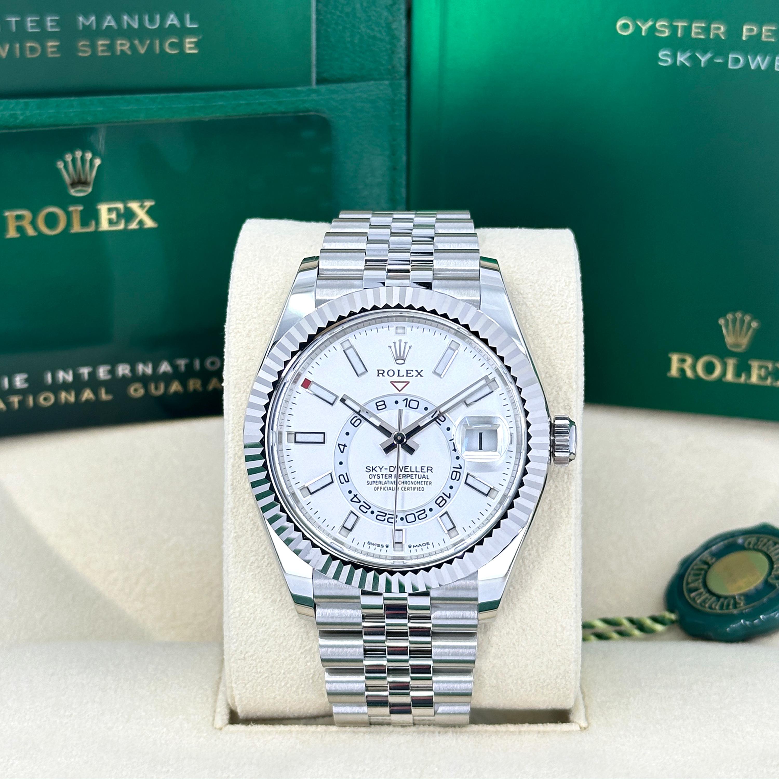 Il Rolex Sky-Dweller Ref. 336934-0004 è un orologio sofisticato che combina perfettamente funzionalità e lusso, rendendolo un compagno ideale per i viaggiatori di tutto il mondo. Realizzato in Whiting Rolesor - un'armoniosa miscela di Oystersteel e